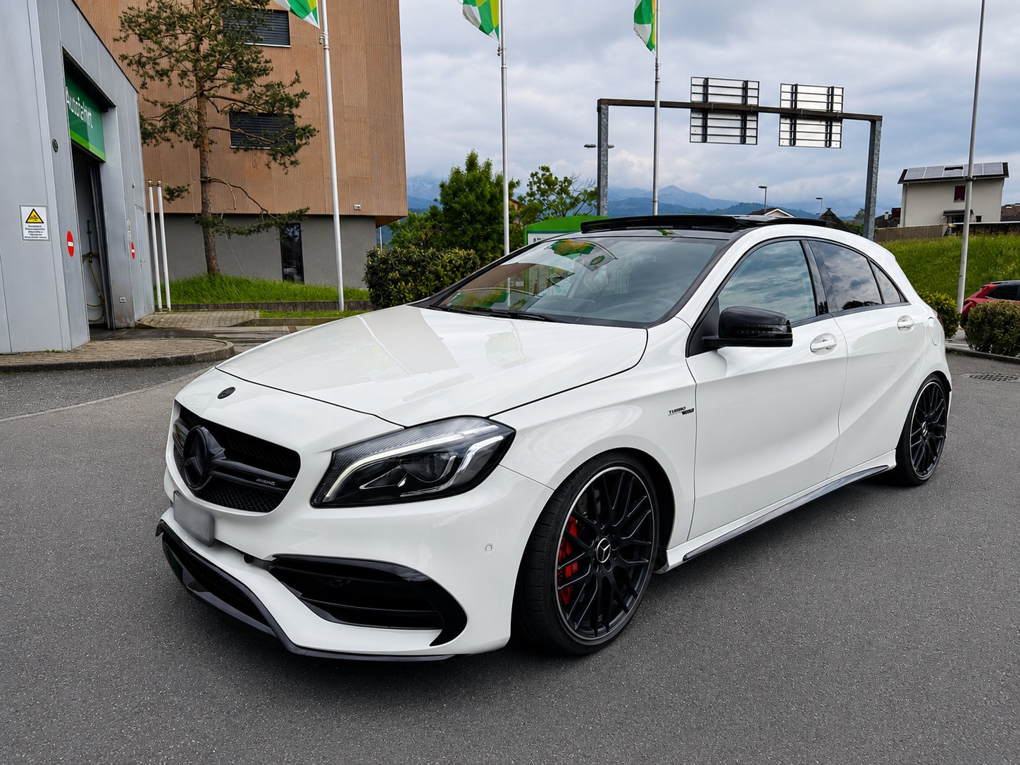 MERCEDES-BENZ A 45 AMG 4 Matic Facelift | 381 PS | Panorama | 8-fach bereift-image-1