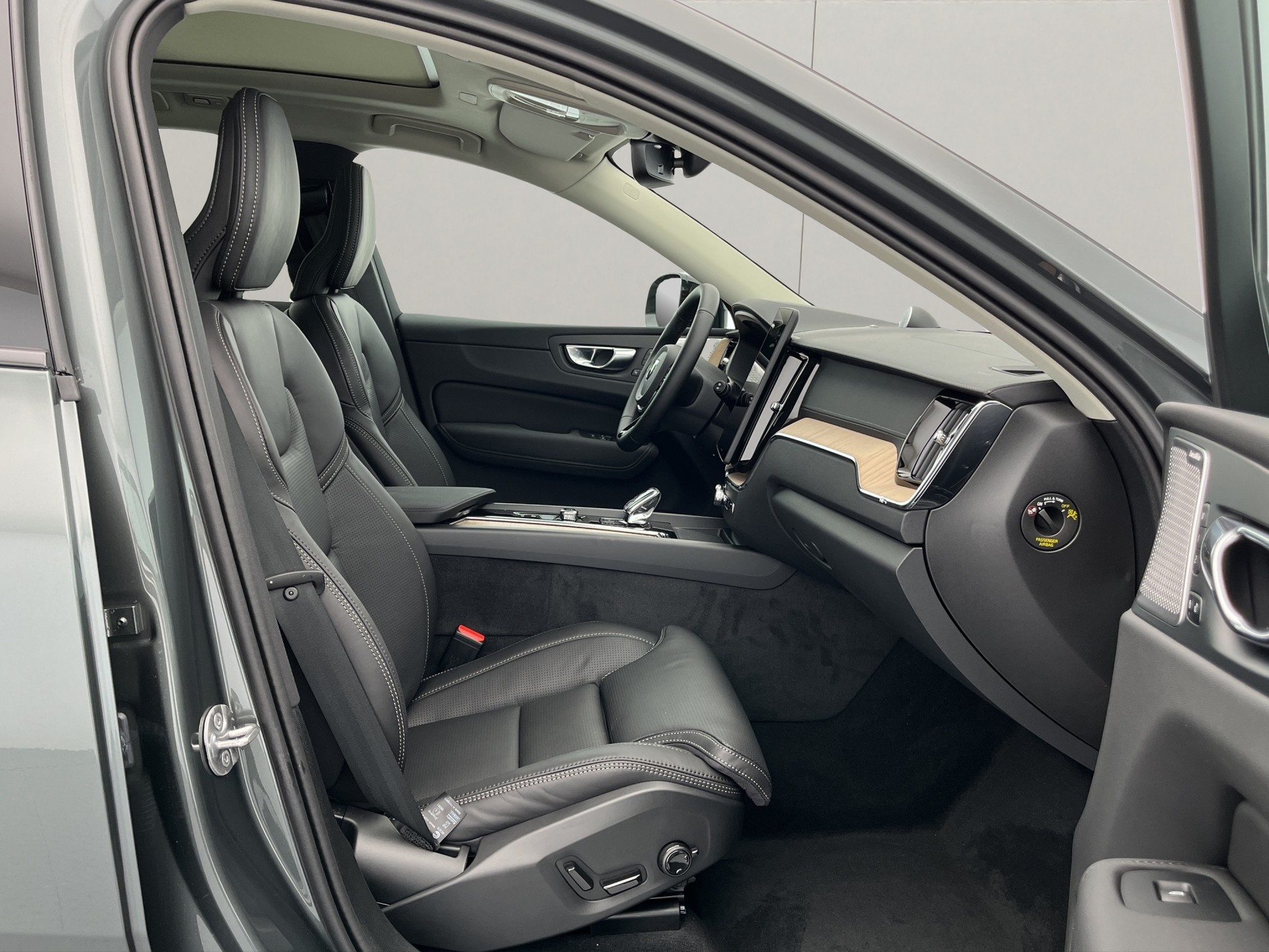 VOLVO XC60 2.0 T8 TE Ultra Dark eAWD-image-13