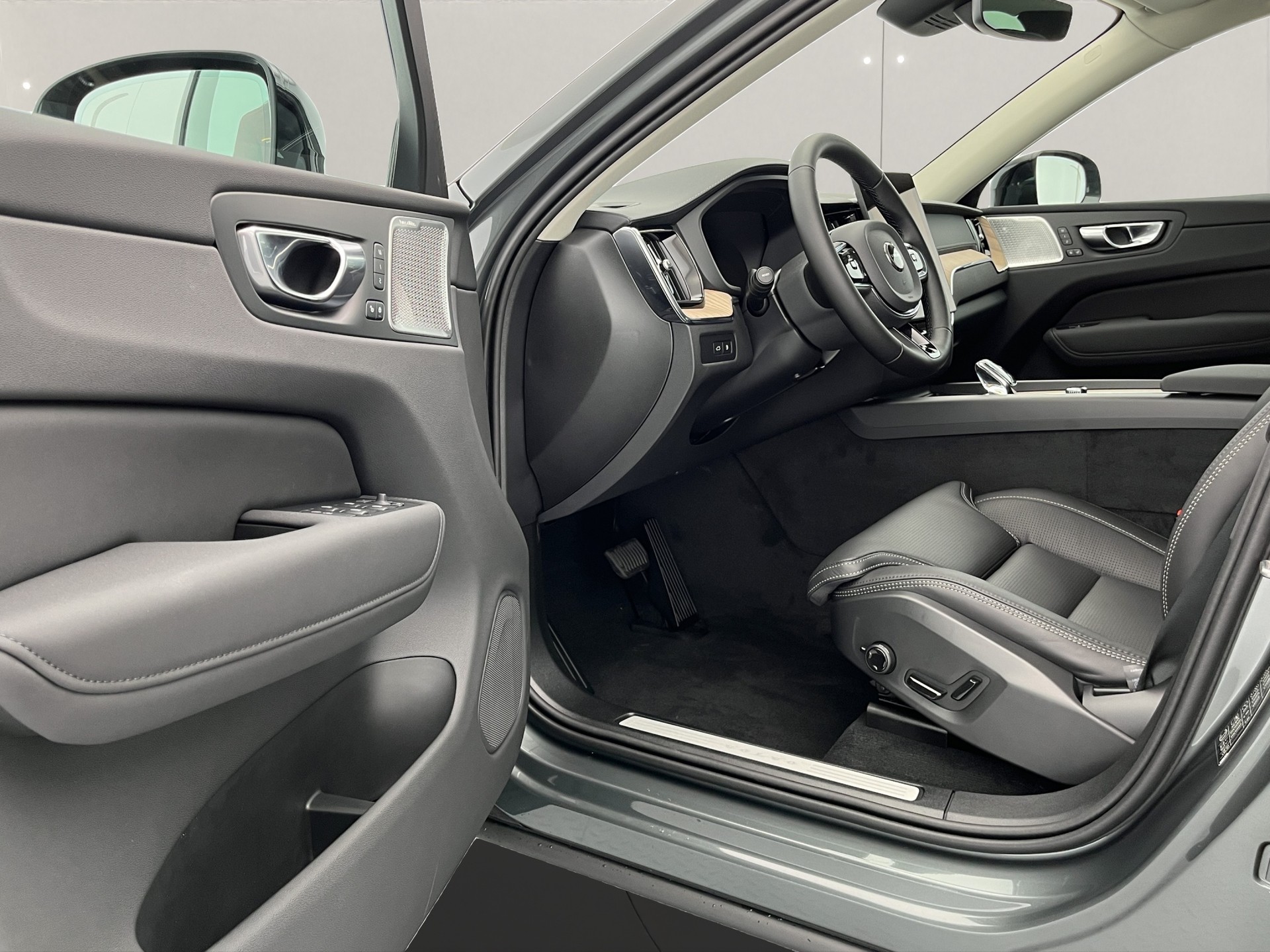 VOLVO XC60 2.0 T8 TE Ultra Dark eAWD-image-8