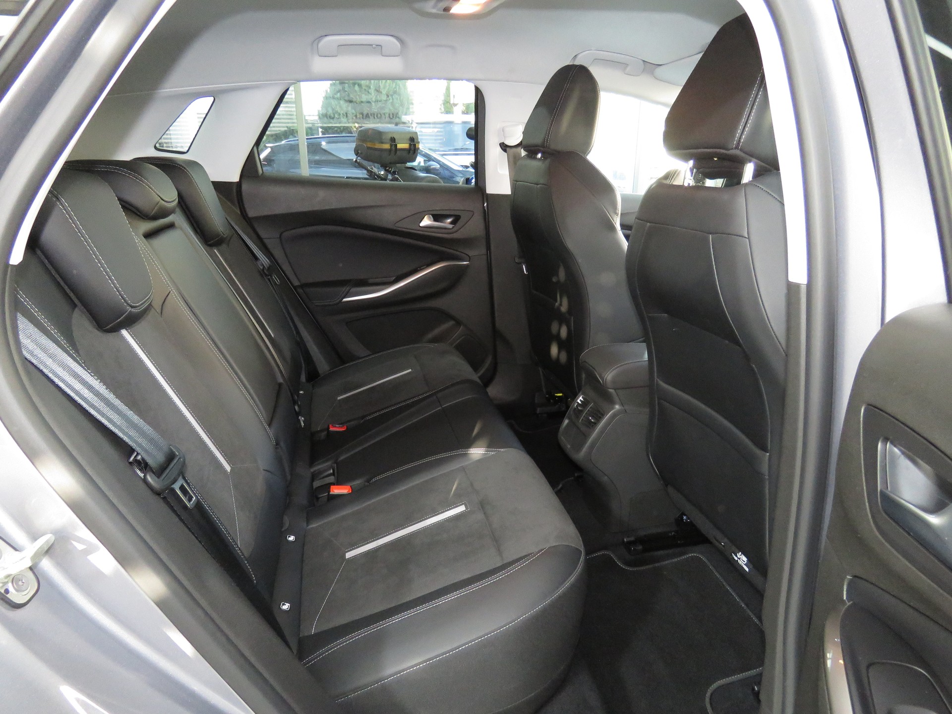 OPEL Grandland 1.6 Hybrid 4x4 GSe Automat-image-12