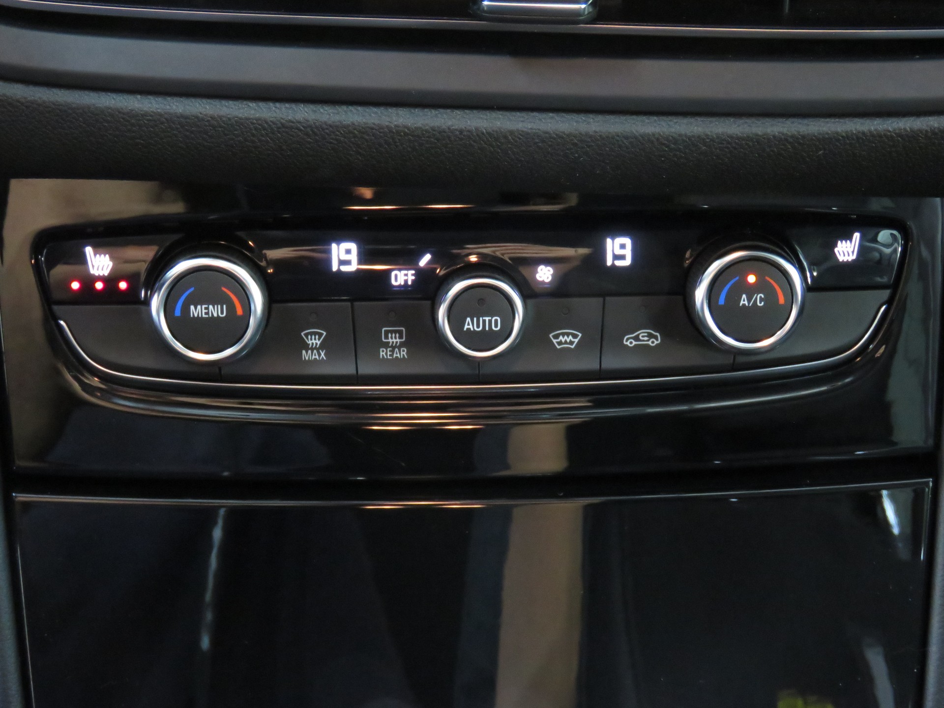 OPEL Grandland 1.6 Hybrid 4x4 GSe Automat-image-16