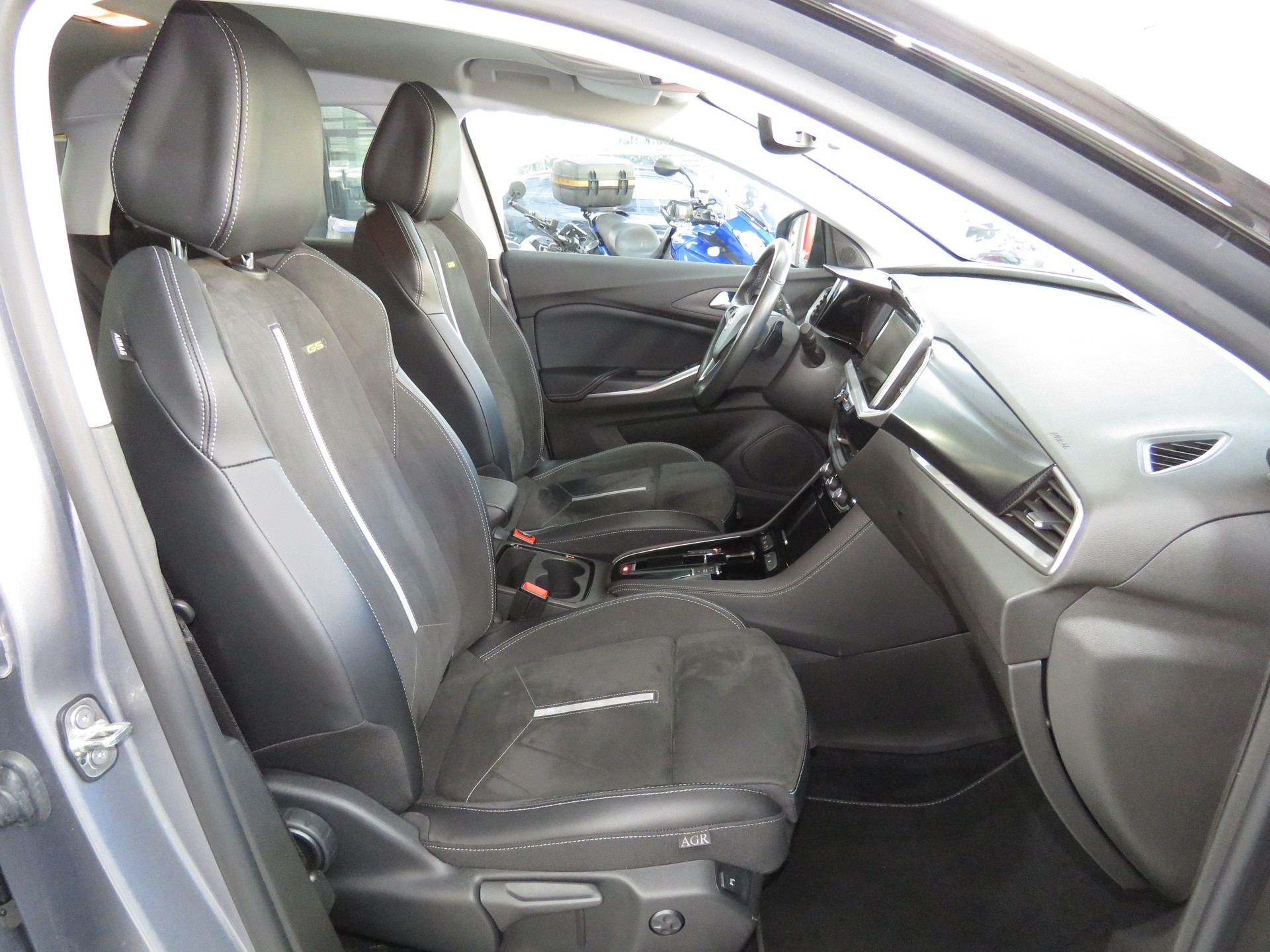OPEL Grandland 1.6 Hybrid 4x4 GSe Automat-image-11
