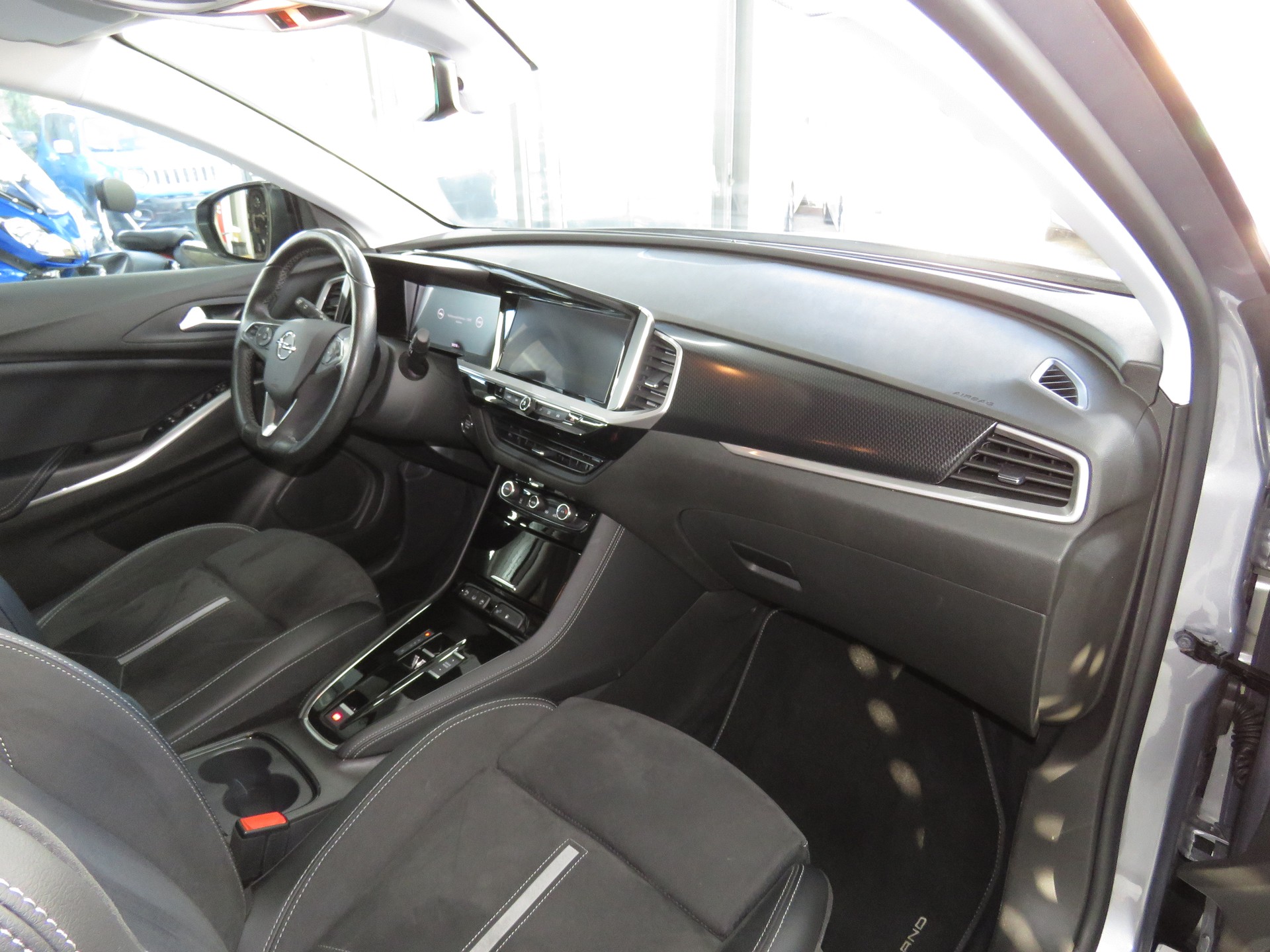 OPEL Grandland 1.6 Hybrid 4x4 GSe Automat-image-10