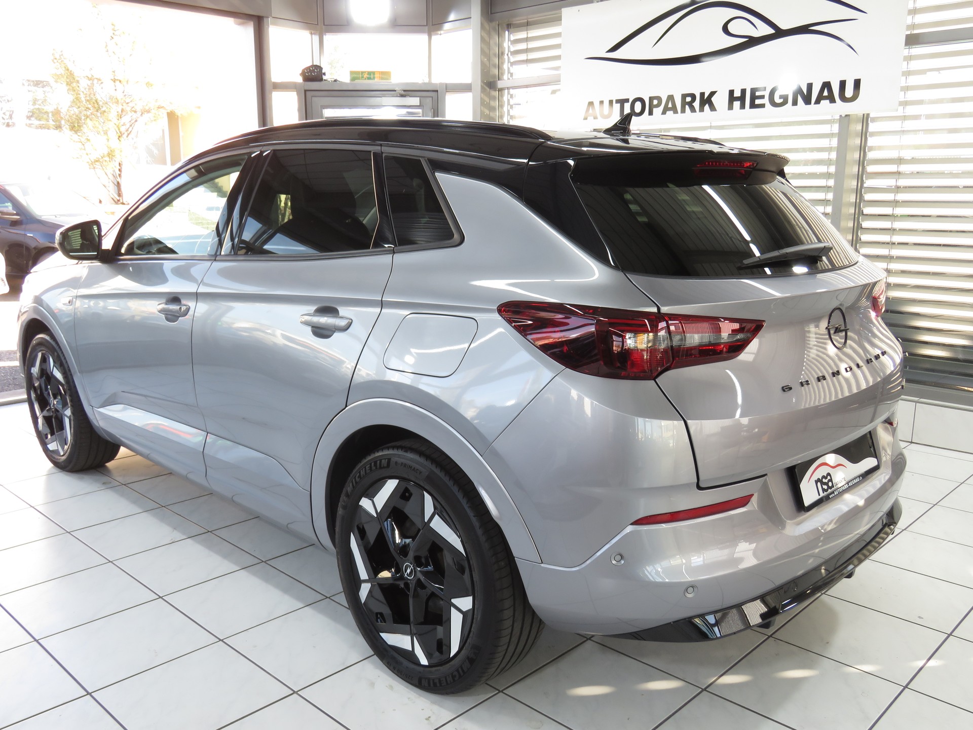 OPEL Grandland 1.6 Hybrid 4x4 GSe Automat-image-5