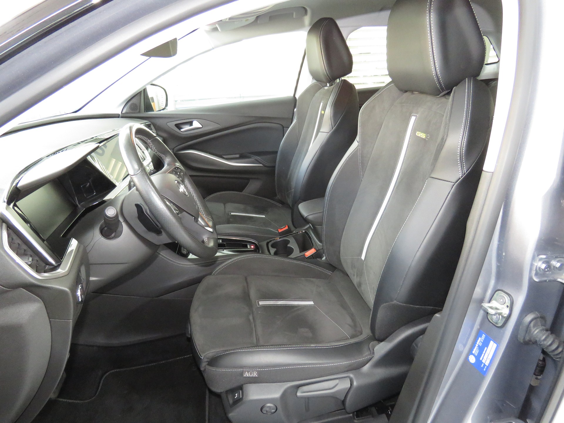 OPEL Grandland 1.6 Hybrid 4x4 GSe Automat-image-7