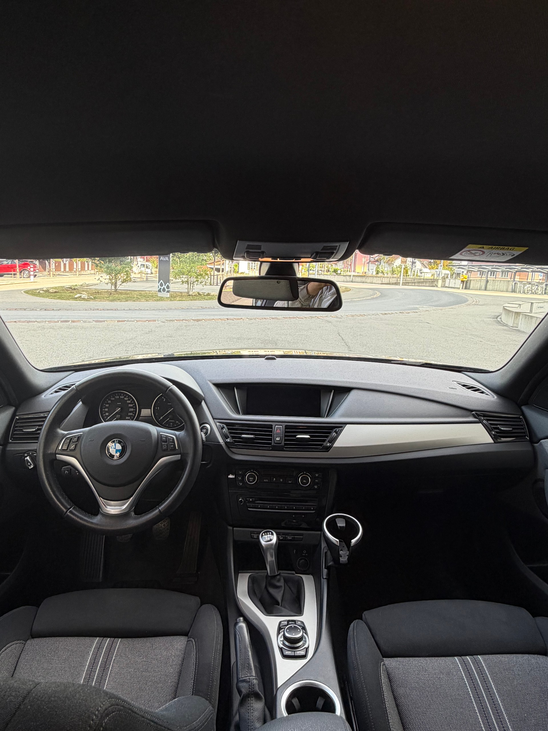 BMW X1 xDrive 18d-image-12