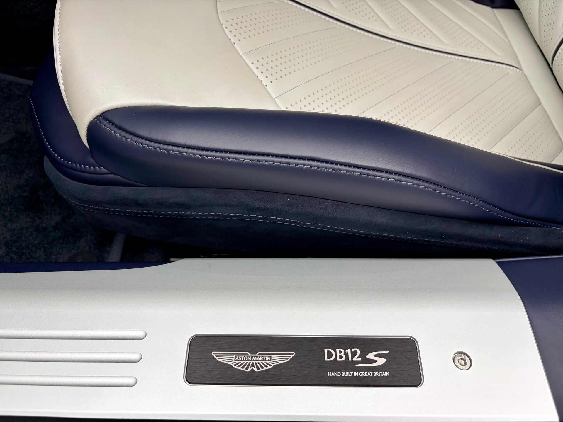 ASTON MARTIN DB12 Coupé 4.0 S V8 Bi-Turbo-image-9