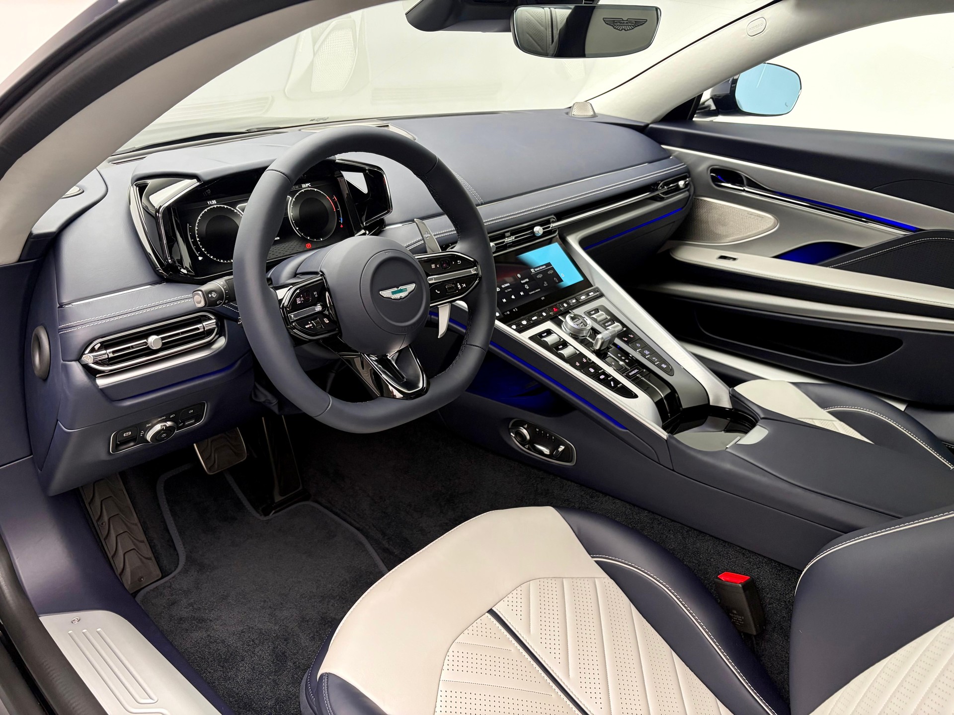 ASTON MARTIN DB12 Coupé 4.0 S V8 Bi-Turbo-image-4