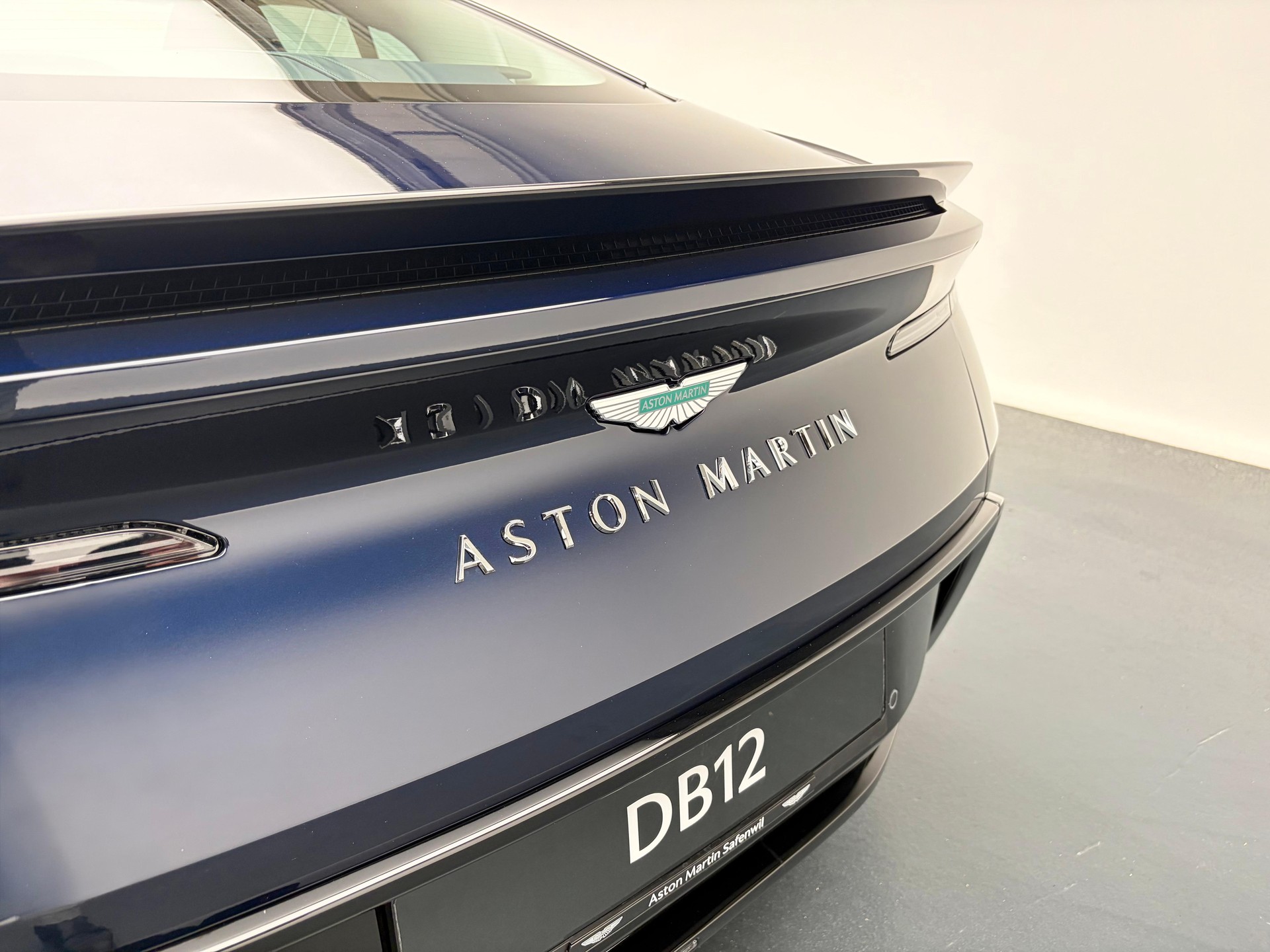 ASTON MARTIN DB12 Coupé 4.0 S V8 Bi-Turbo-image-23