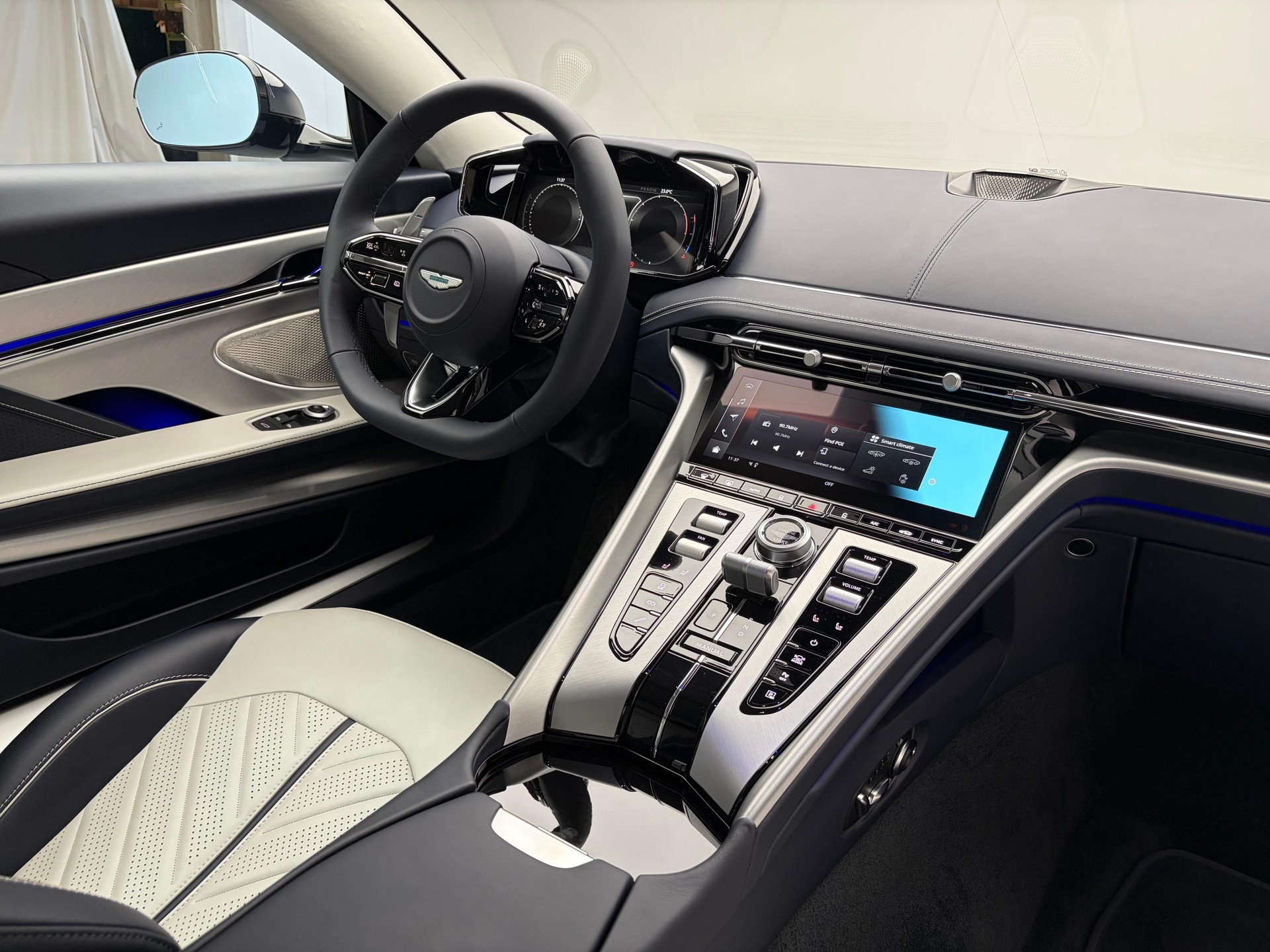 ASTON MARTIN DB12 Coupé 4.0 S V8 Bi-Turbo-image-11