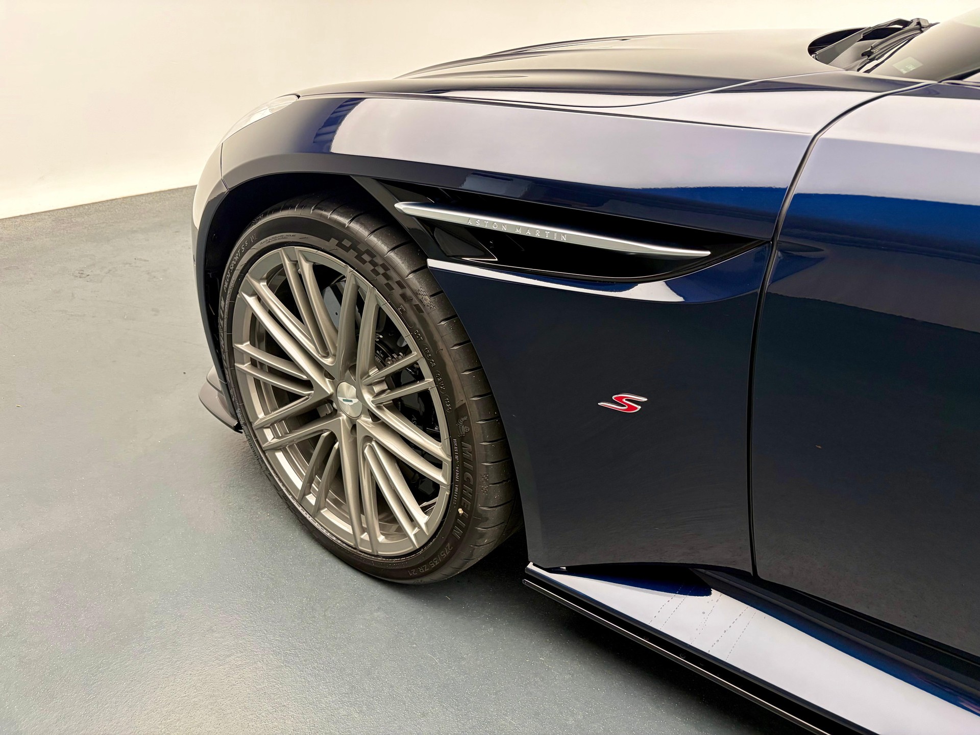 ASTON MARTIN DB12 Coupé 4.0 S V8 Bi-Turbo-image-17