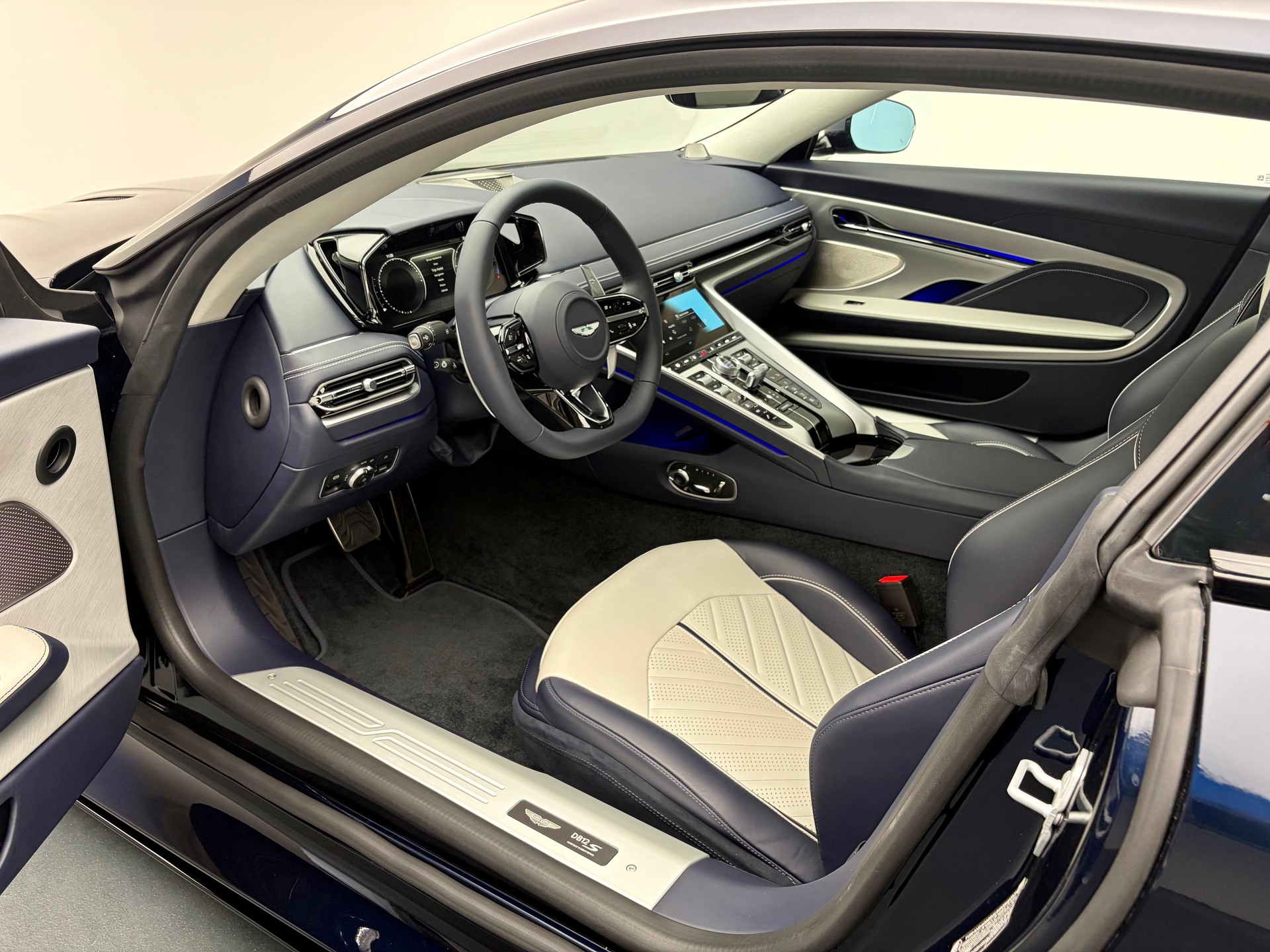 ASTON MARTIN DB12 Coupé 4.0 S V8 Bi-Turbo-image-3