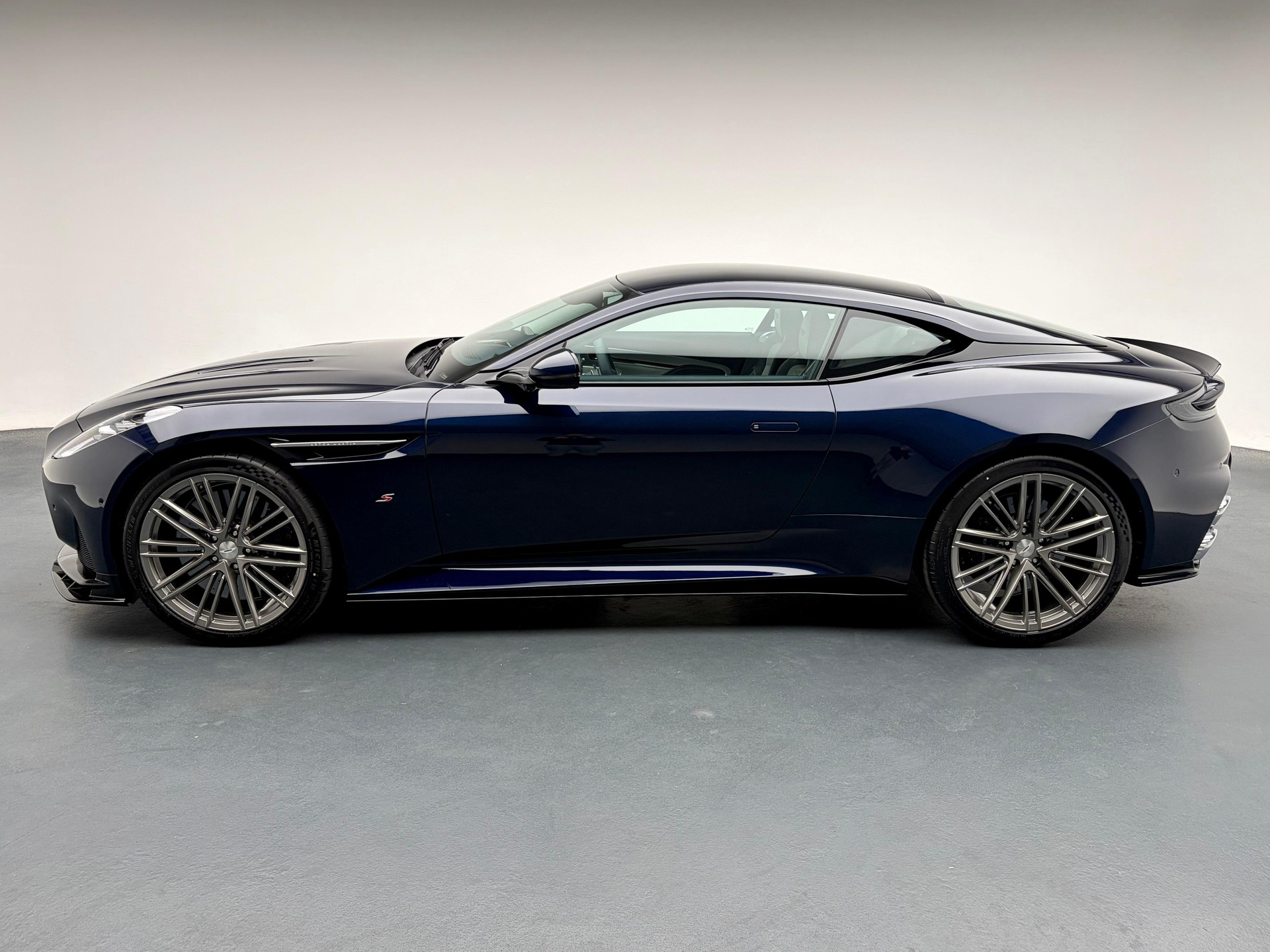 ASTON MARTIN DB12 Coupé 4.0 S V8 Bi-Turbo-image-1