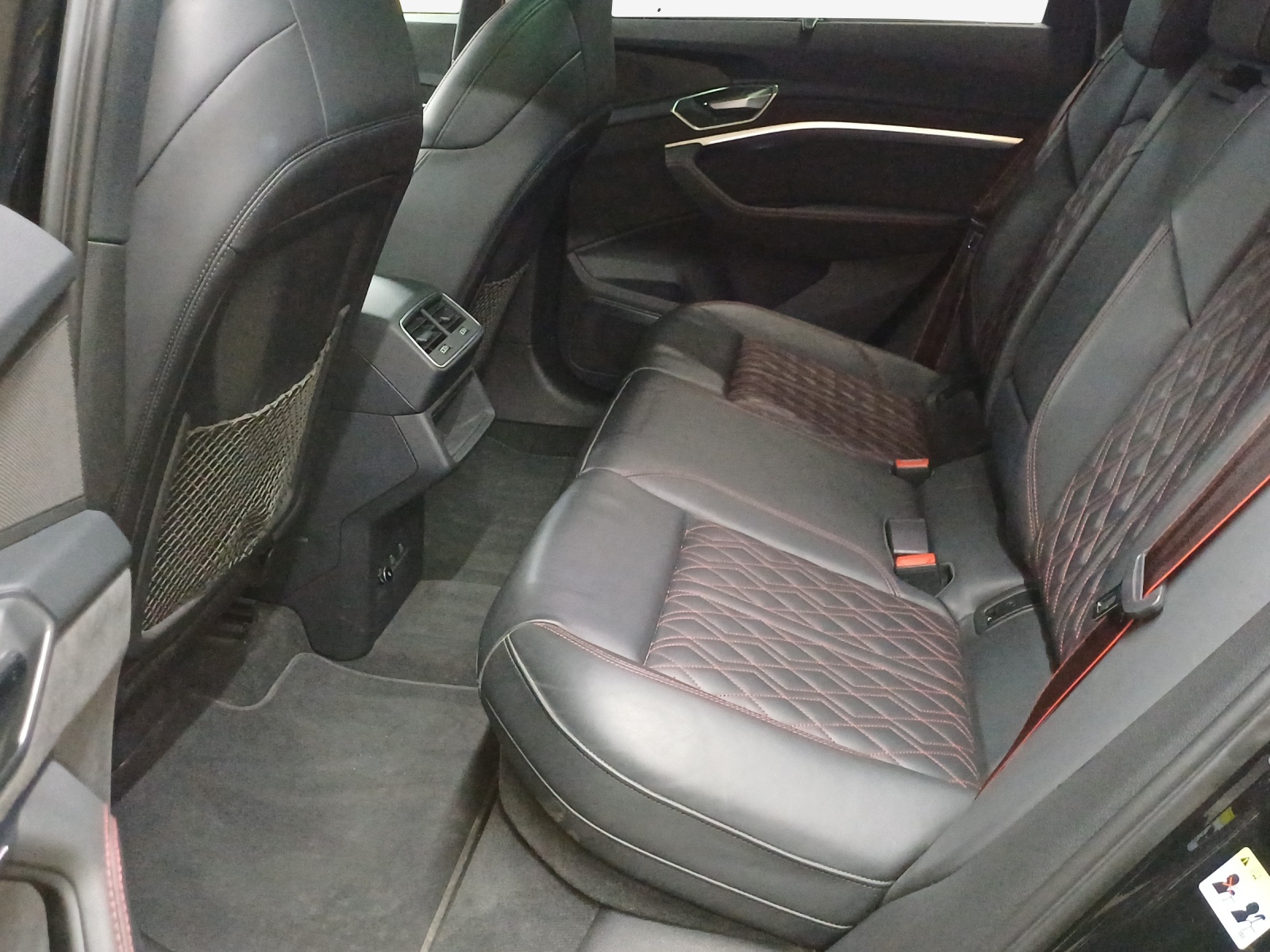 AUDI Q8 55 e-tron S line quattro-image-11