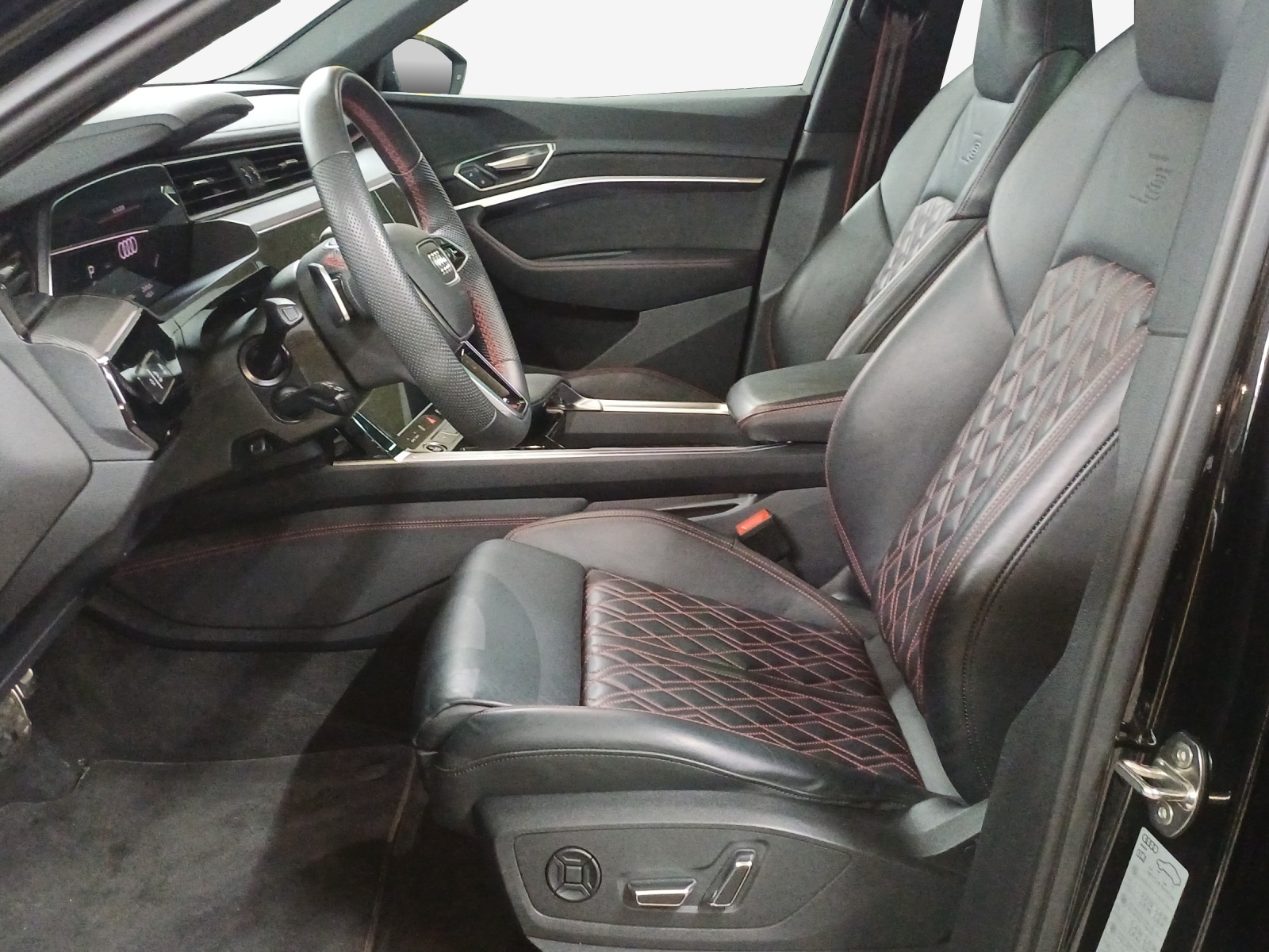 AUDI Q8 55 e-tron S line quattro-image-7