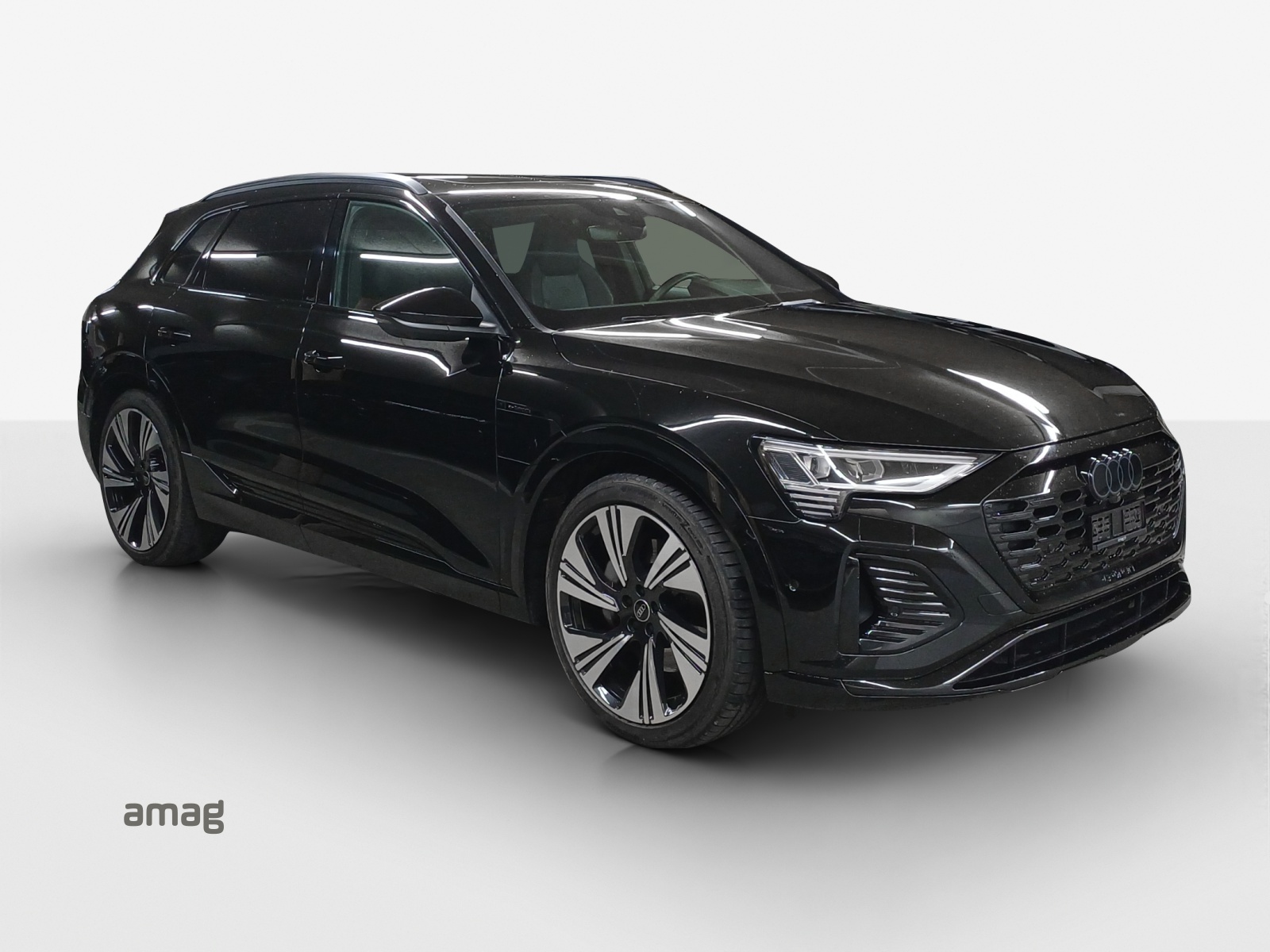 AUDI Q8 55 e-tron S line quattro-image-5