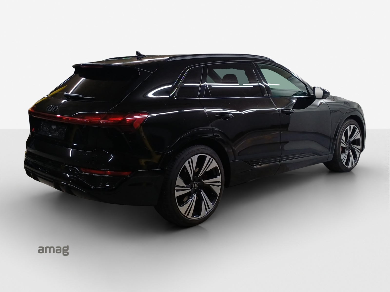 AUDI Q8 55 e-tron S line quattro-image-4