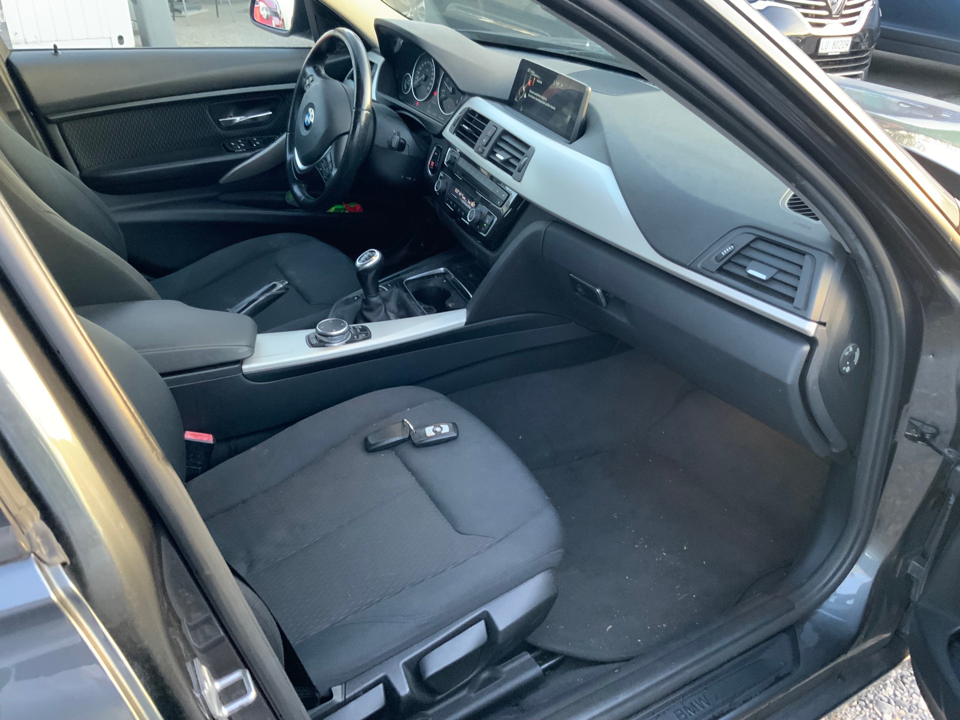 BMW 318d xDrive Touring Sport Line-image-10