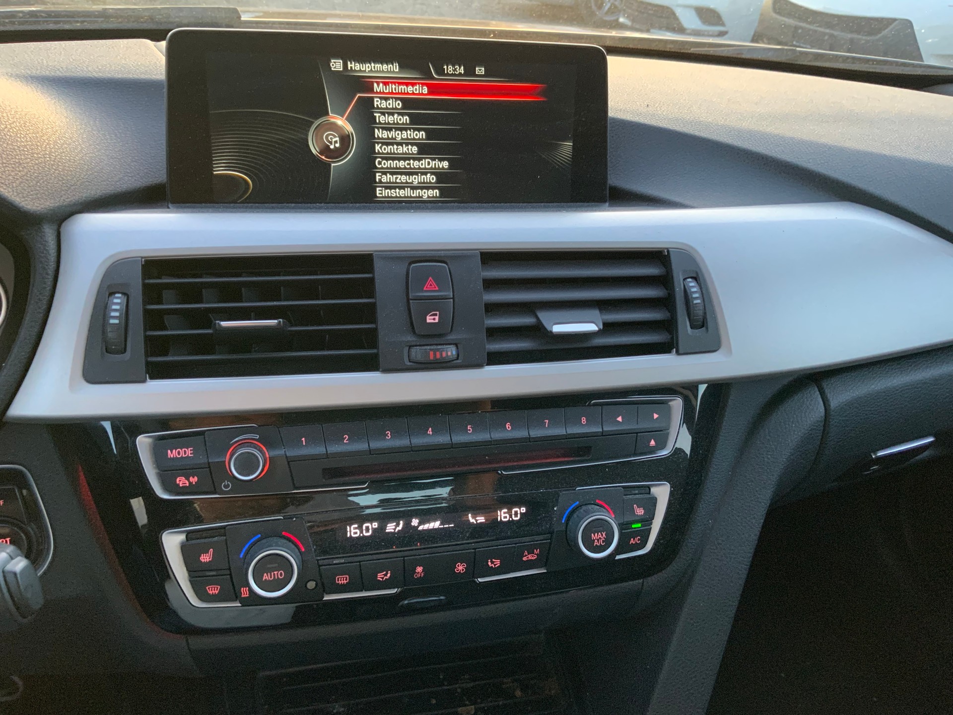 BMW 318d xDrive Touring Sport Line-image-9