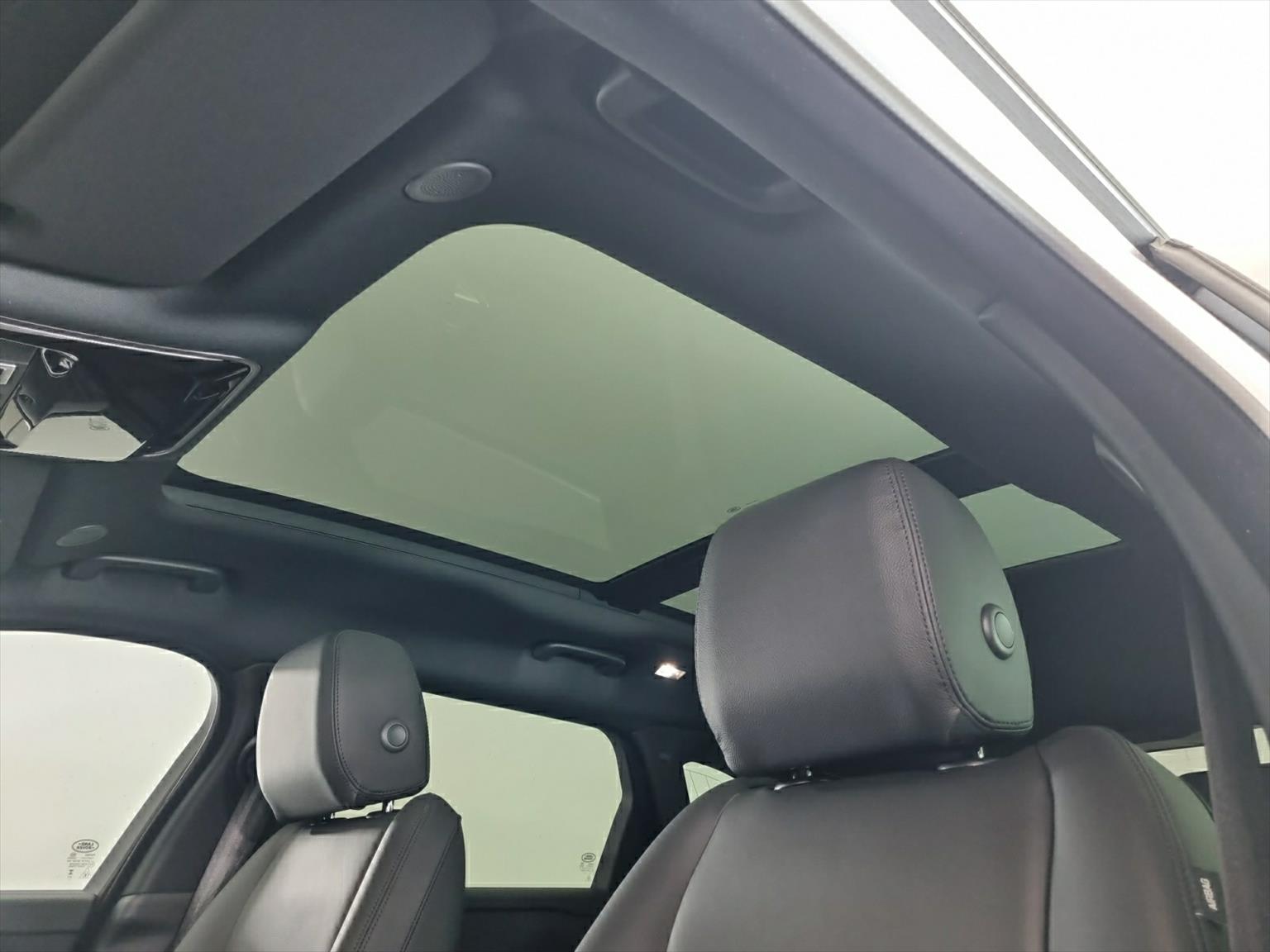 LAND ROVER Range Rover Velar P250 SE AWD Facelift-image-11