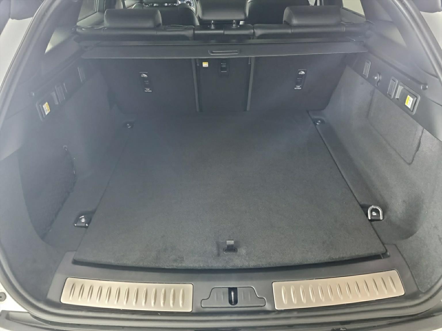 LAND ROVER Range Rover Velar P250 SE AWD Facelift-image-13