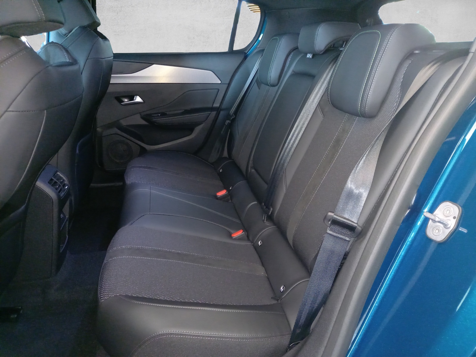 PEUGEOT 308 1.2 Hybrid GT-image-12