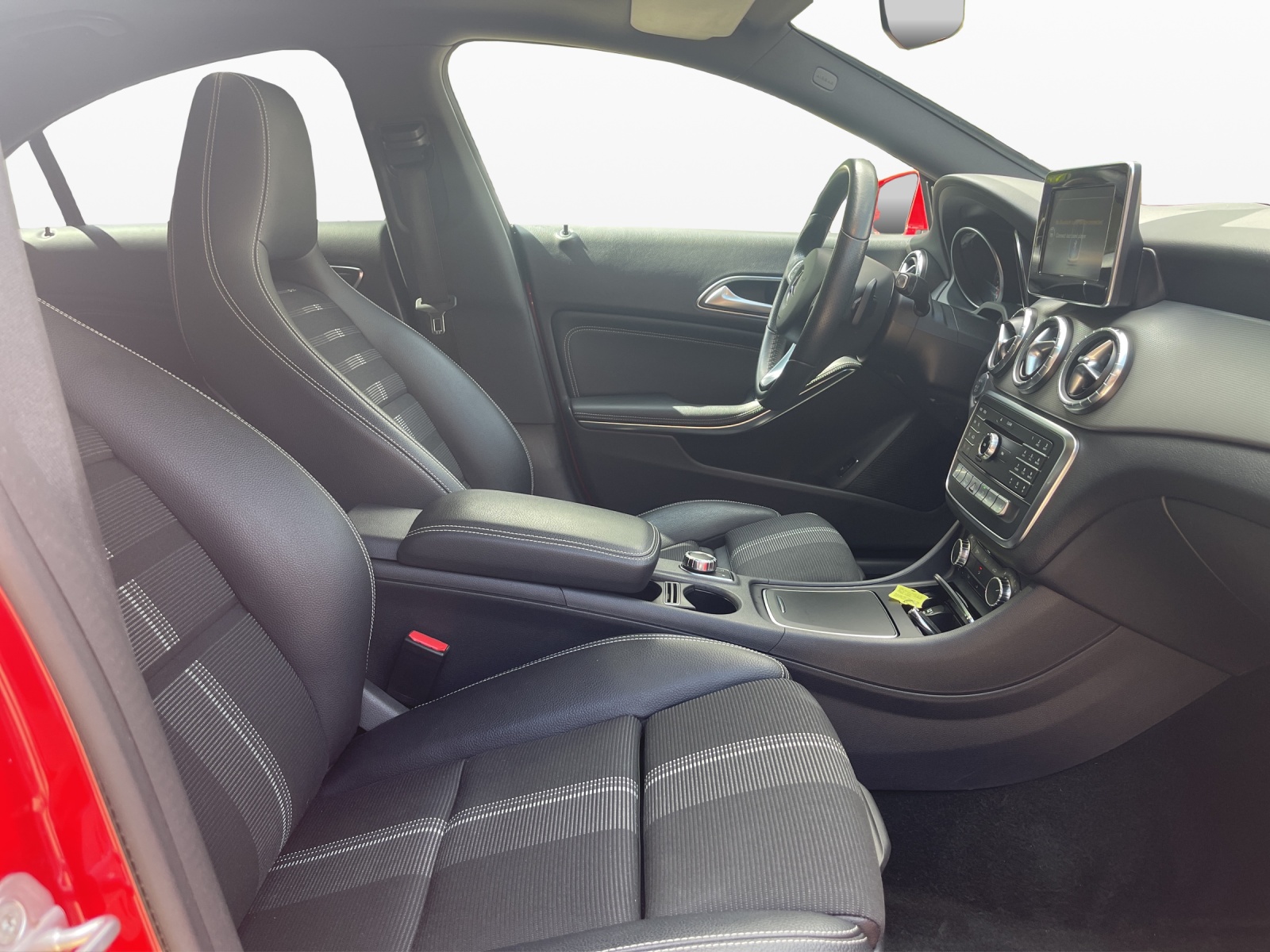 MERCEDES-BENZ CLA 180 Urban 7G-DCT-image-14