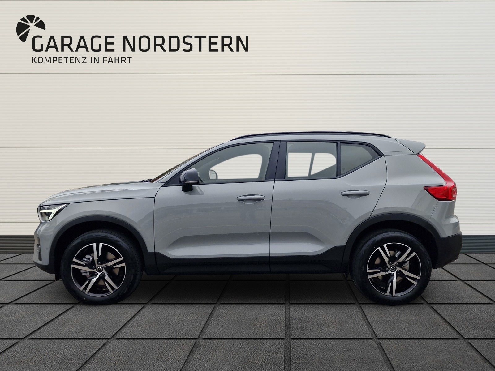 VOLVO XC40 2.0 B4 MH Plus Dark-image-1