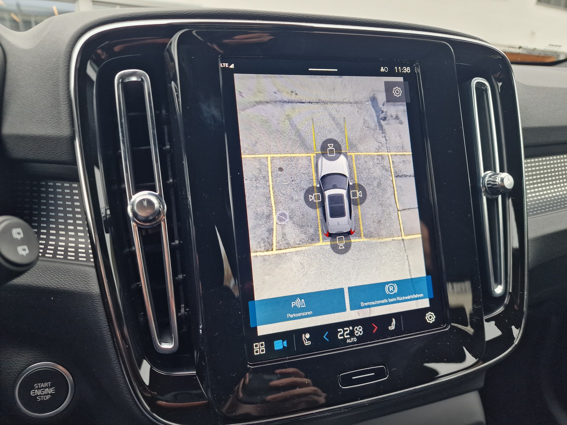 VOLVO XC40 2.0 B4 MH Plus Dark-image-11