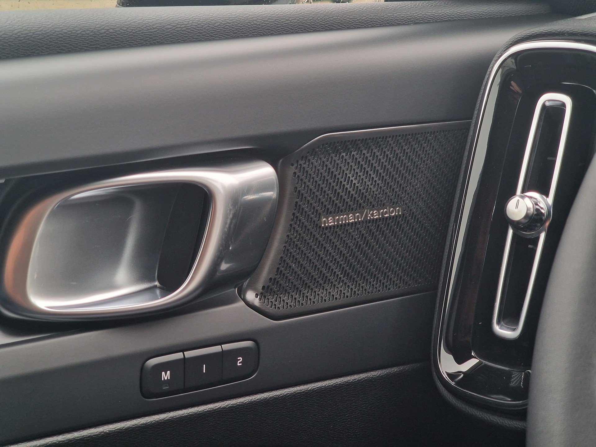 VOLVO XC40 2.0 B4 MH Plus Dark-image-12