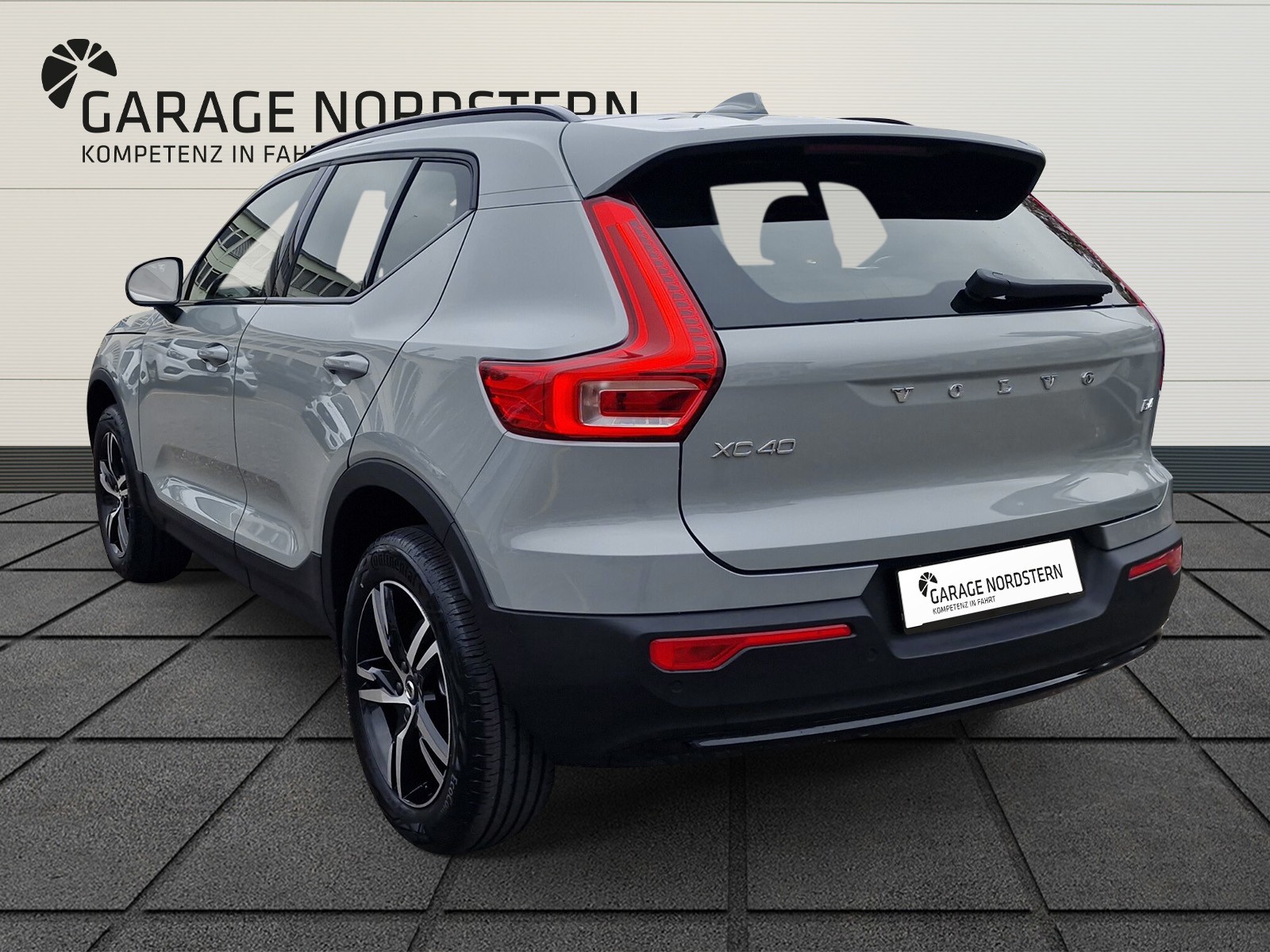 VOLVO XC40 2.0 B4 MH Plus Dark-image-2