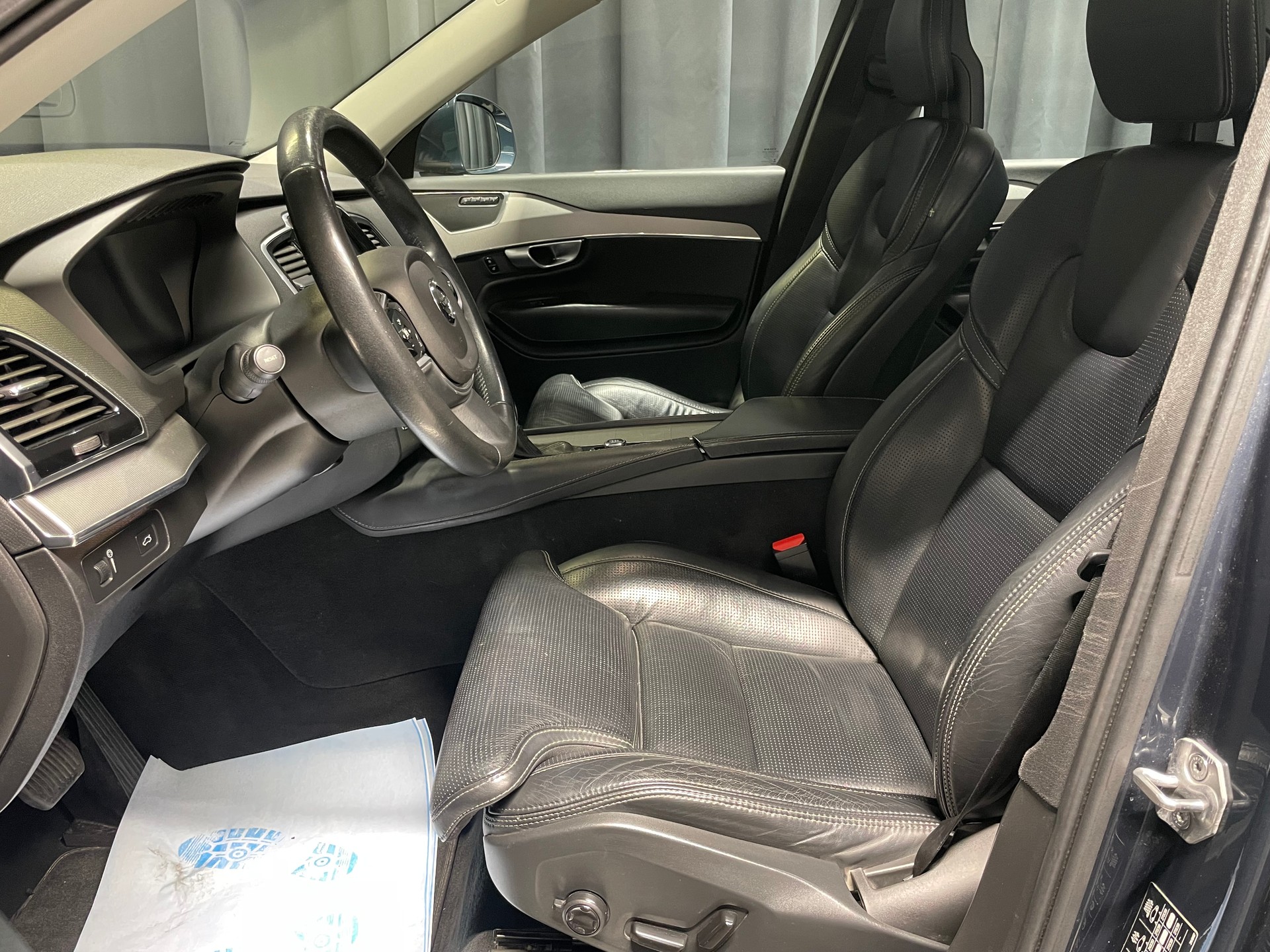 VOLVO XC90 D5 AWD R-Design Geartronic (46)-image-6