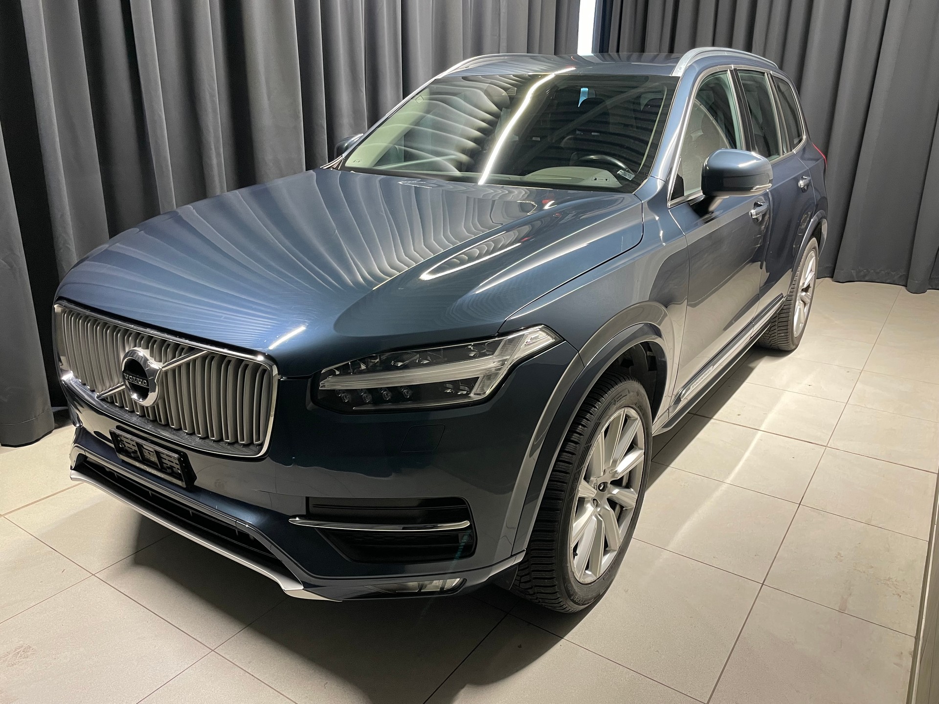 VOLVO XC90 D5 AWD R-Design Geartronic (46)-image-2