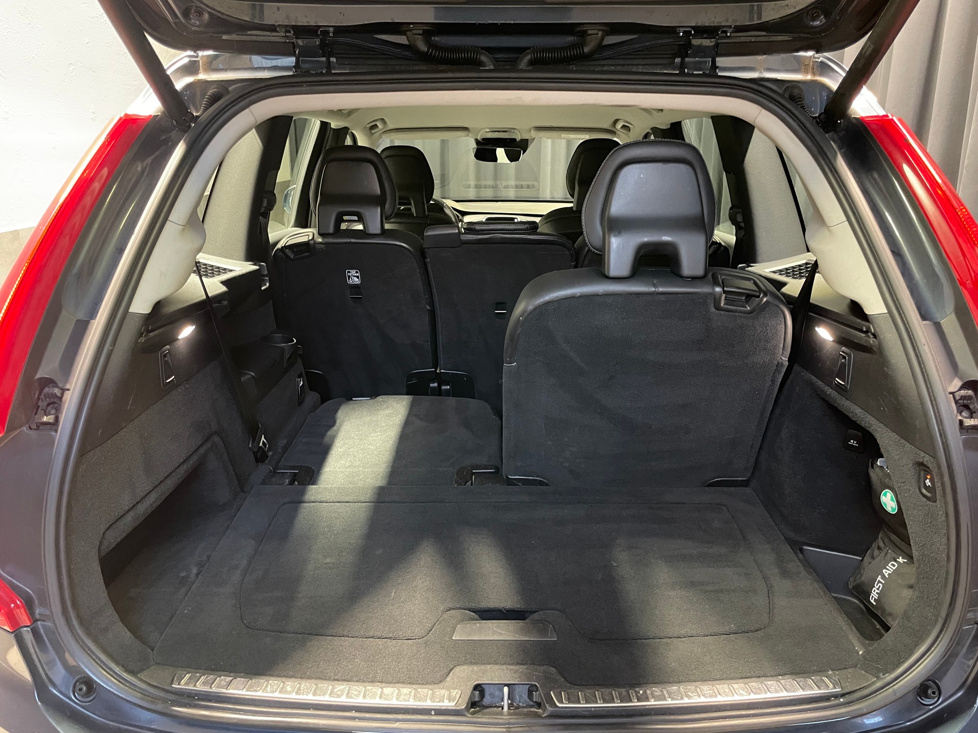 VOLVO XC90 D5 AWD R-Design Geartronic (46)-image-16