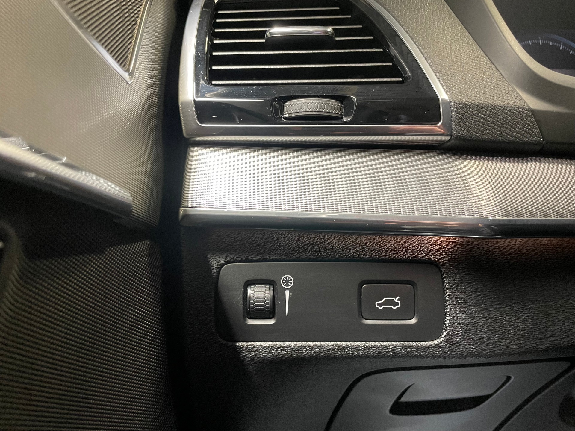 VOLVO XC90 D5 AWD R-Design Geartronic (46)-image-10