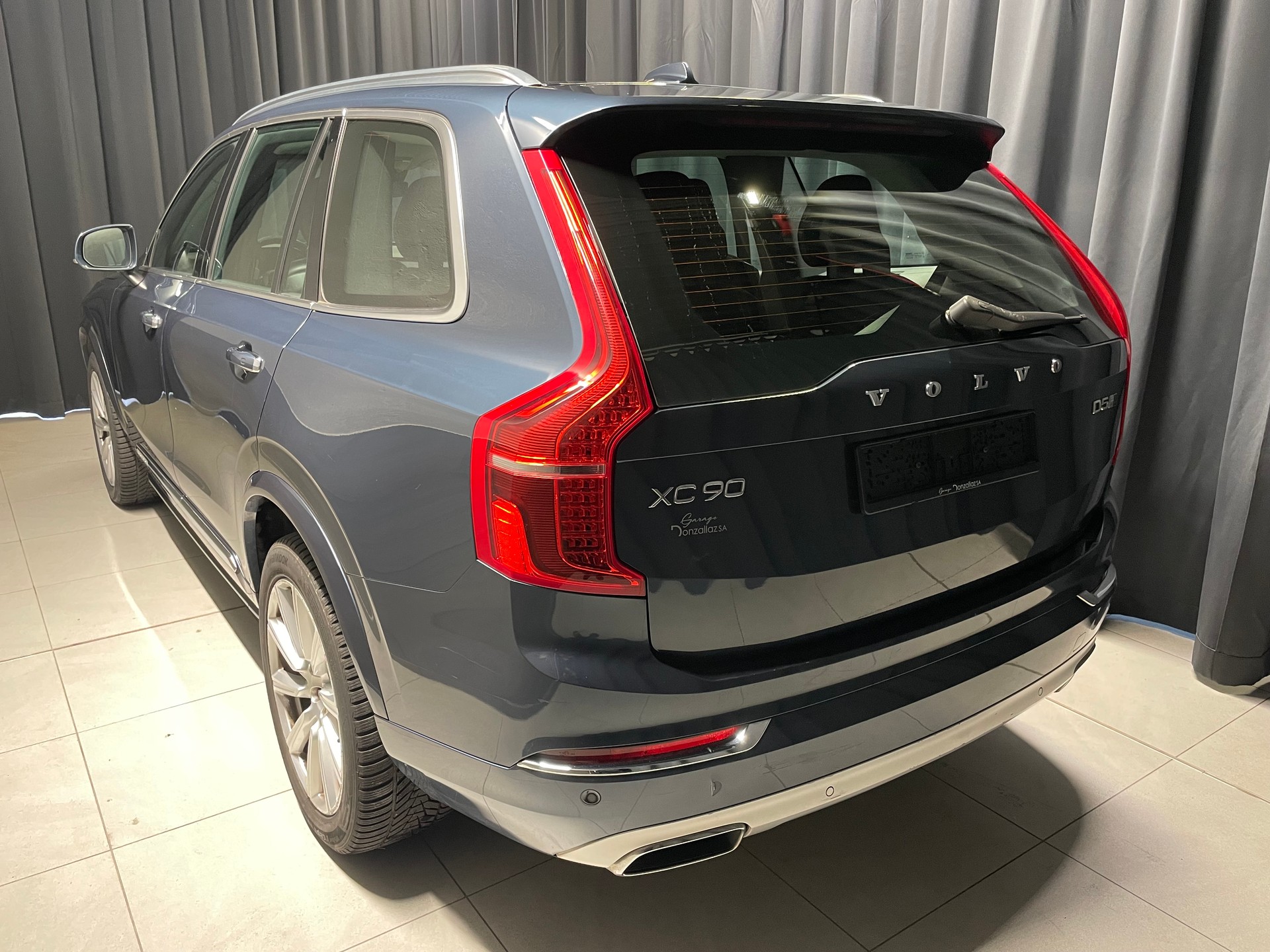VOLVO XC90 D5 AWD R-Design Geartronic (46)-image-3