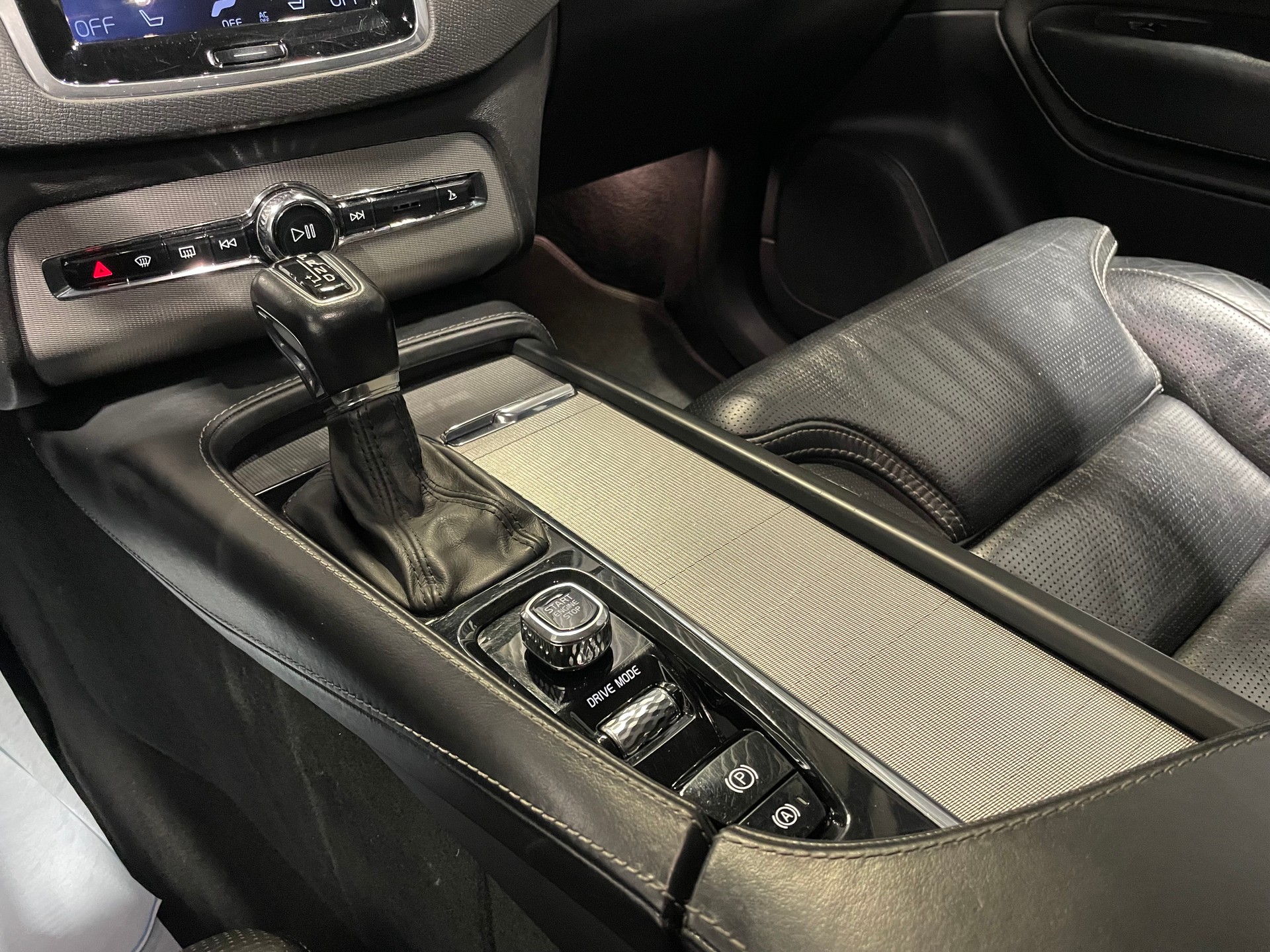 VOLVO XC90 D5 AWD R-Design Geartronic (46)-image-15