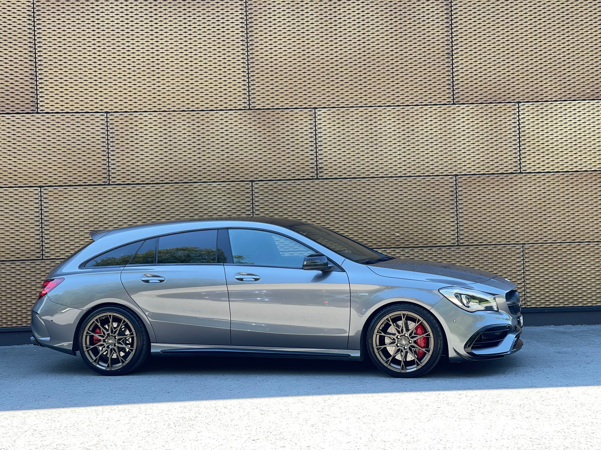 MERCEDES-BENZ CLA Shooting Brake 45 AMG 4Matic ♦️Ab MFK & Service*Topausstattung♦️-showroom-element-3