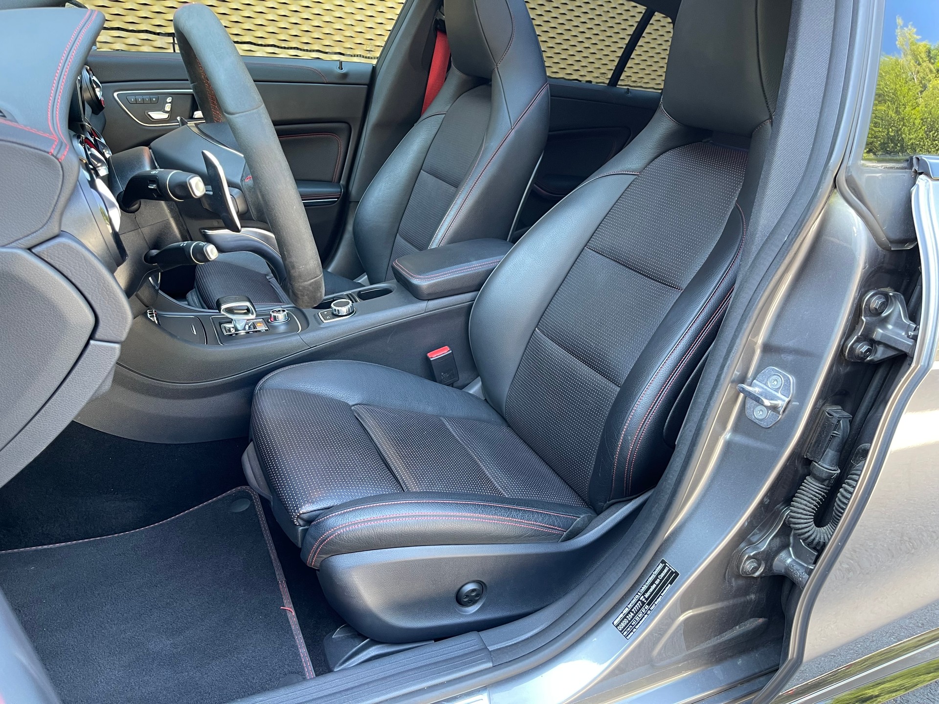 MERCEDES-BENZ CLA Shooting Brake 45 AMG 4Matic ♦️Ab MFK & Service*Topausstattung♦️-image-8