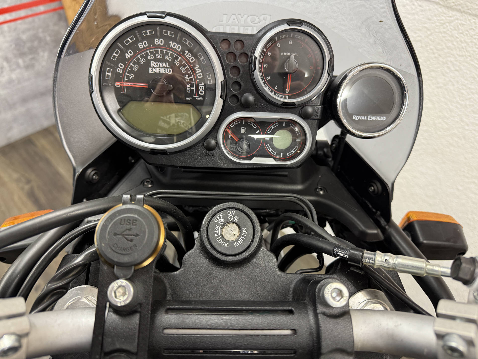 ROYAL ENFIELD Himalayan 411 ABS-showroom-element-3