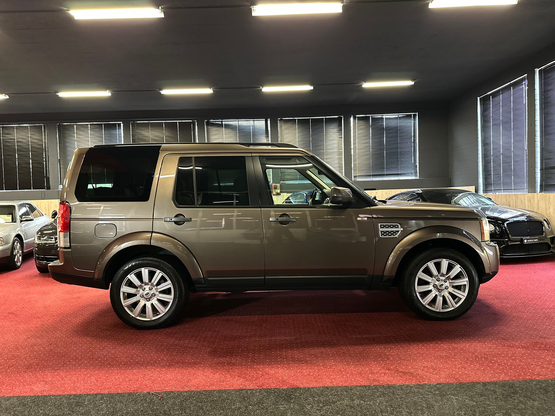 LAND ROVER Discovery 5.0 V8 HSE Automatic / ** Frisch ab MFK + Grossem Service ** / 7 Platz / Vollausstattung !!-image-4
