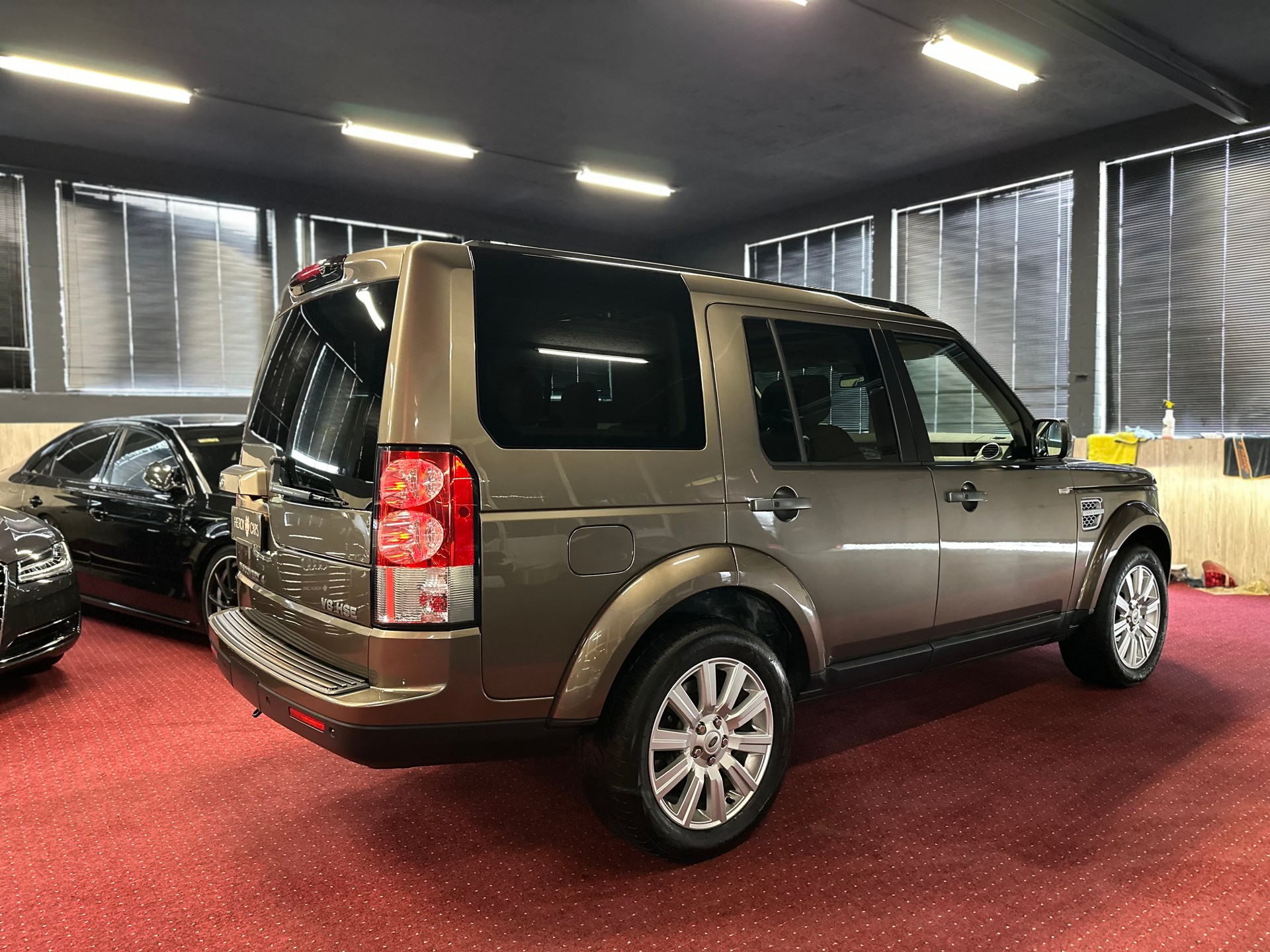 LAND ROVER Discovery 5.0 V8 HSE Automatic / ** Frisch ab MFK + Grossem Service ** / 7 Platz / Vollausstattung !!-image-5