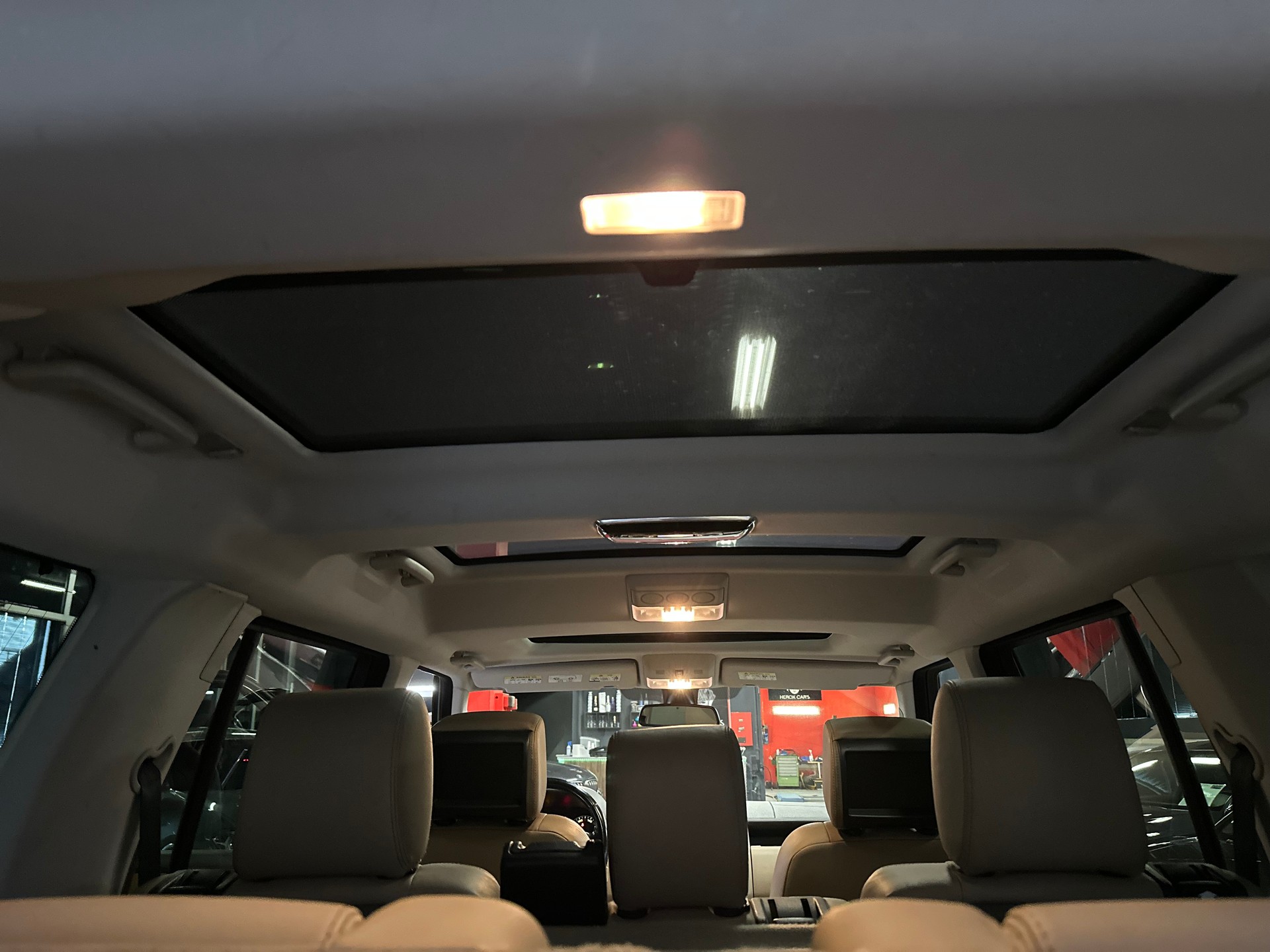 LAND ROVER Discovery 5.0 V8 HSE Automatic / ** Frisch ab MFK + Grossem Service ** / 7 Platz / Vollausstattung !!-image-22