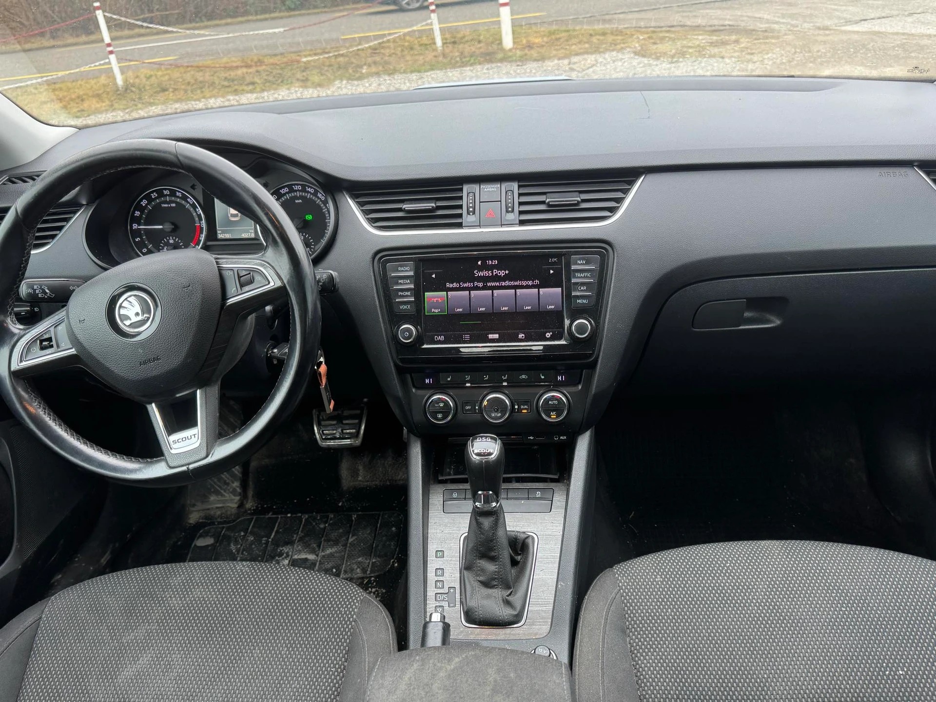 SKODA Octavia Combi 2.0 TDI Scout 4x4 DSG-image-2