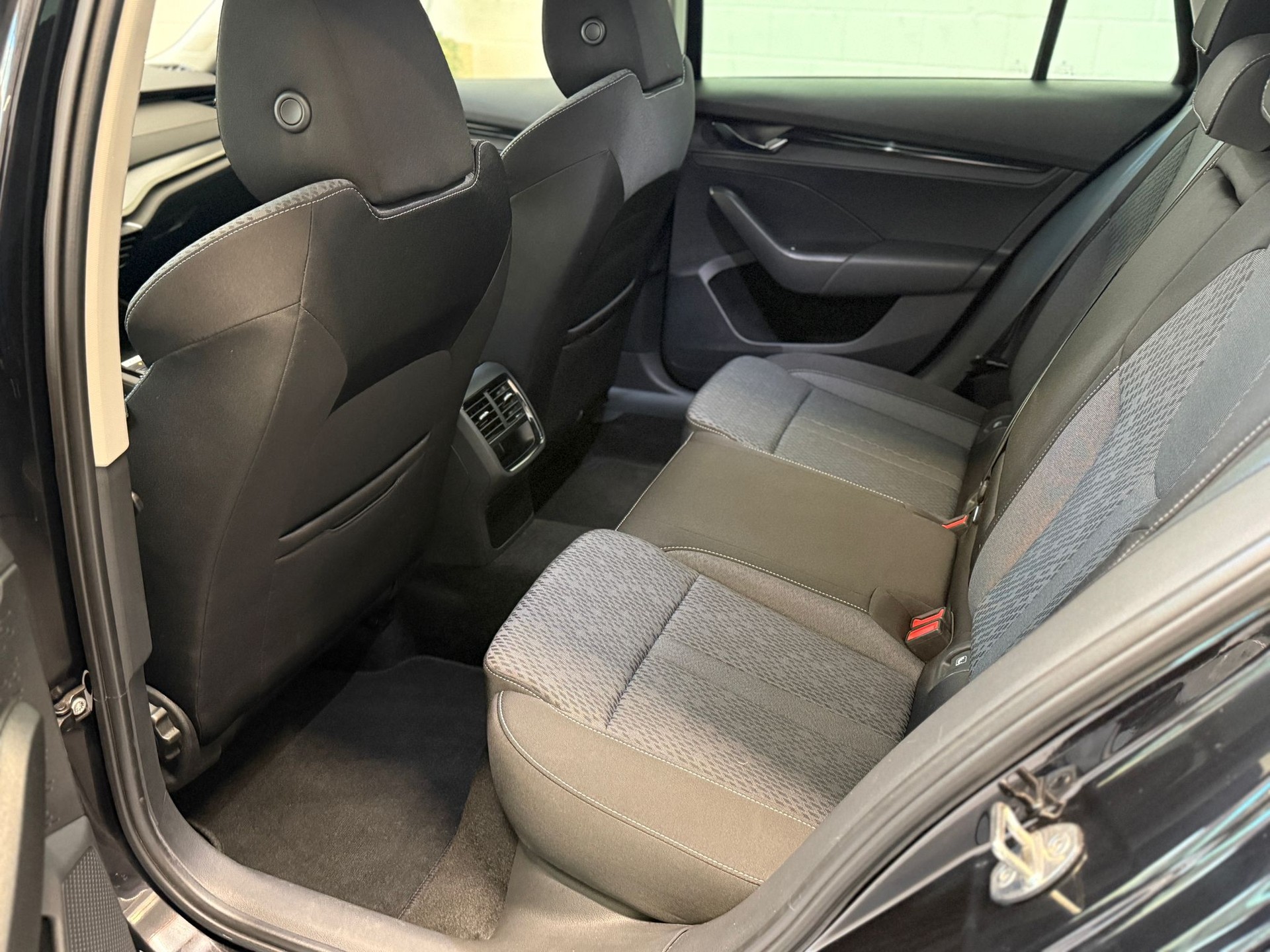 SKODA Octavia Combi 2.0 TDI DSG Ambition 4x4-image-12