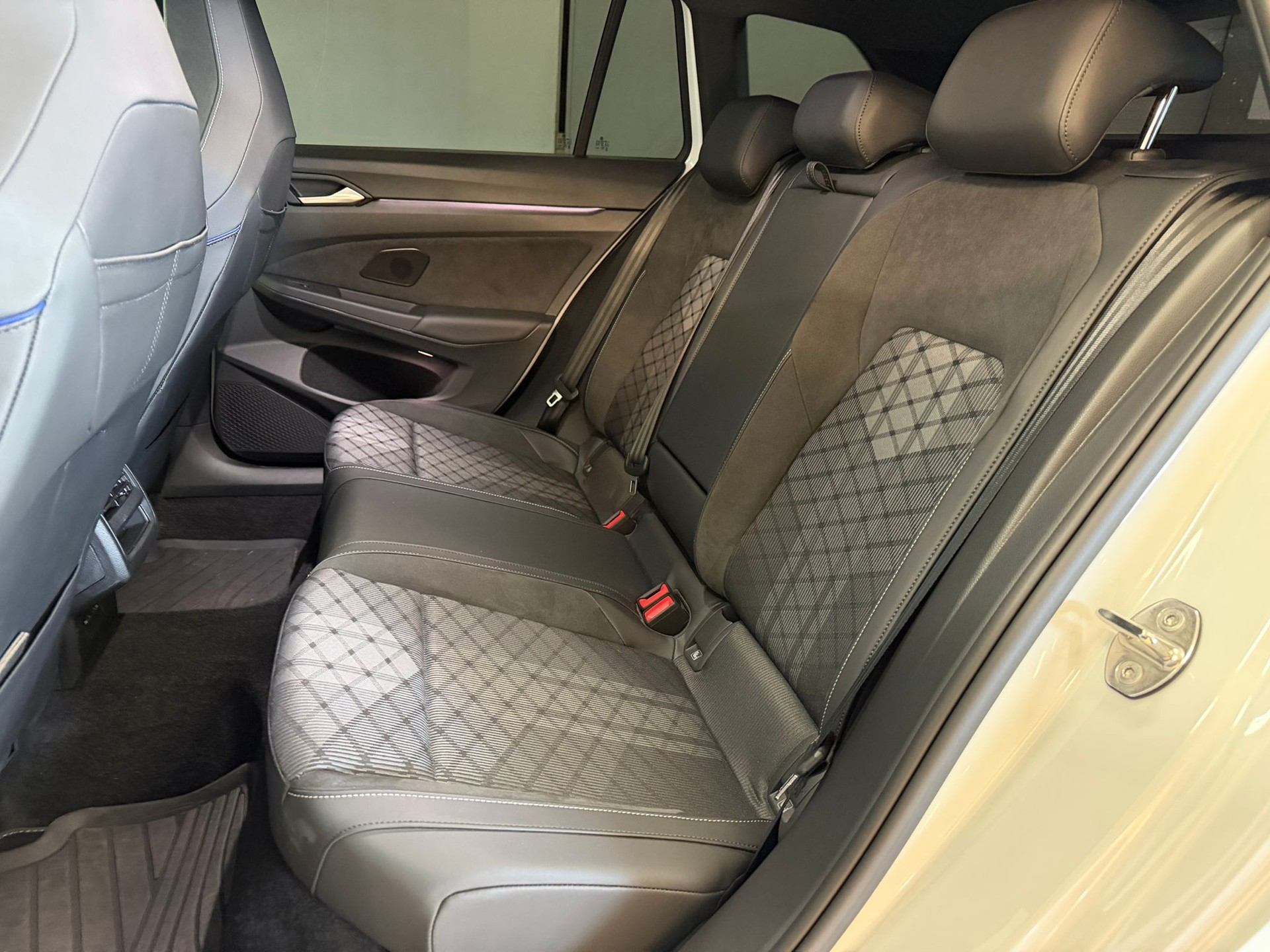 VW Golf Variant 1.5 eTSI mHEV R-Line-image-8