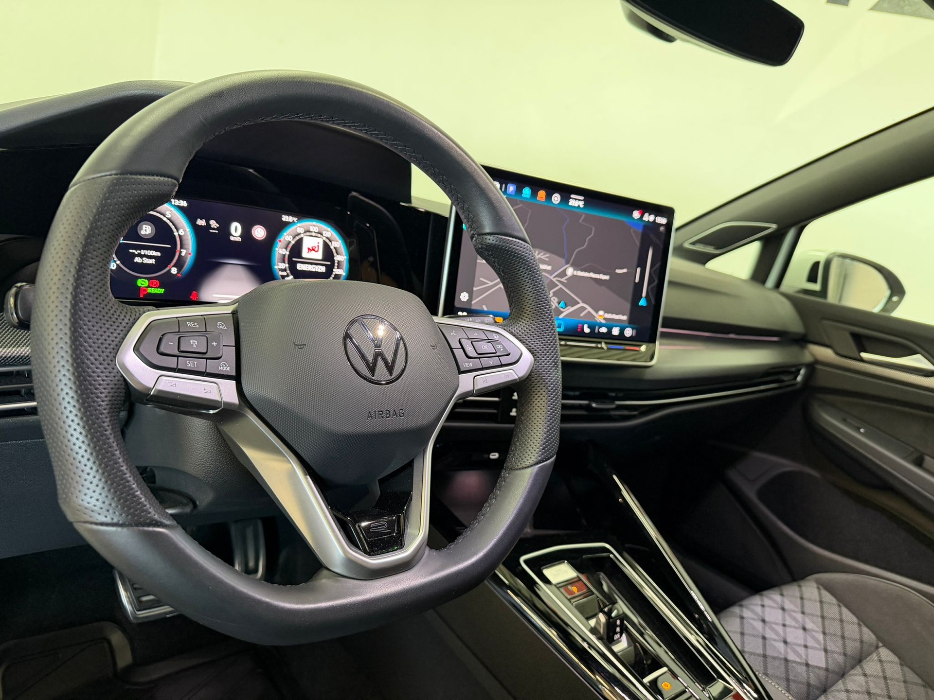 VW Golf Variant 1.5 eTSI mHEV R-Line-image-5