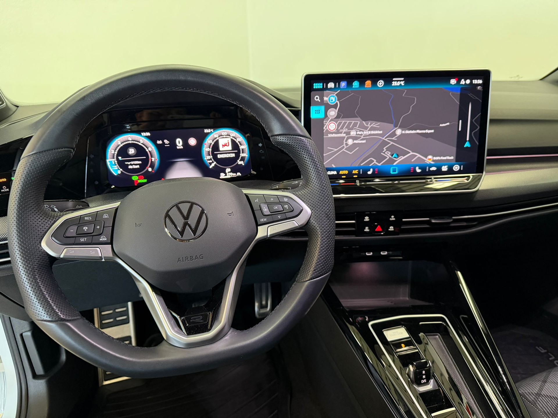 VW Golf Variant 1.5 eTSI mHEV R-Line-image-7