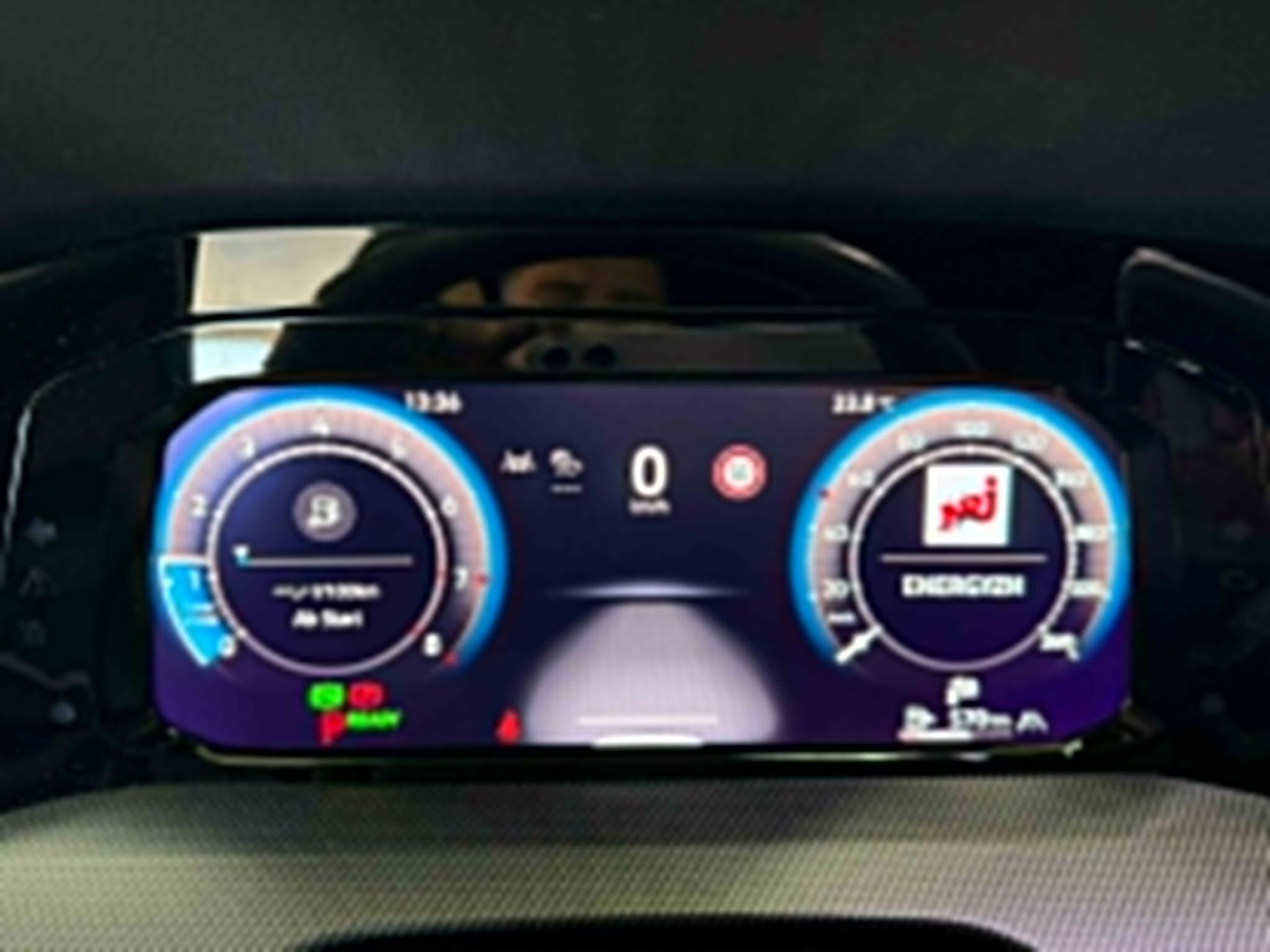 VW Golf Variant 1.5 eTSI mHEV R-Line-image-10