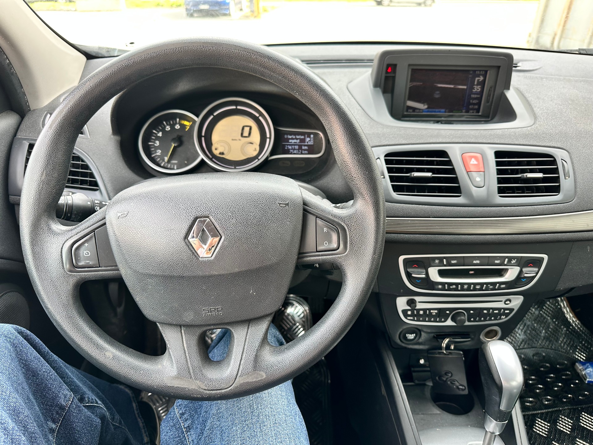 RENAULT Mégane Grandtour 2.0 16V Dynamique CVT-image-10